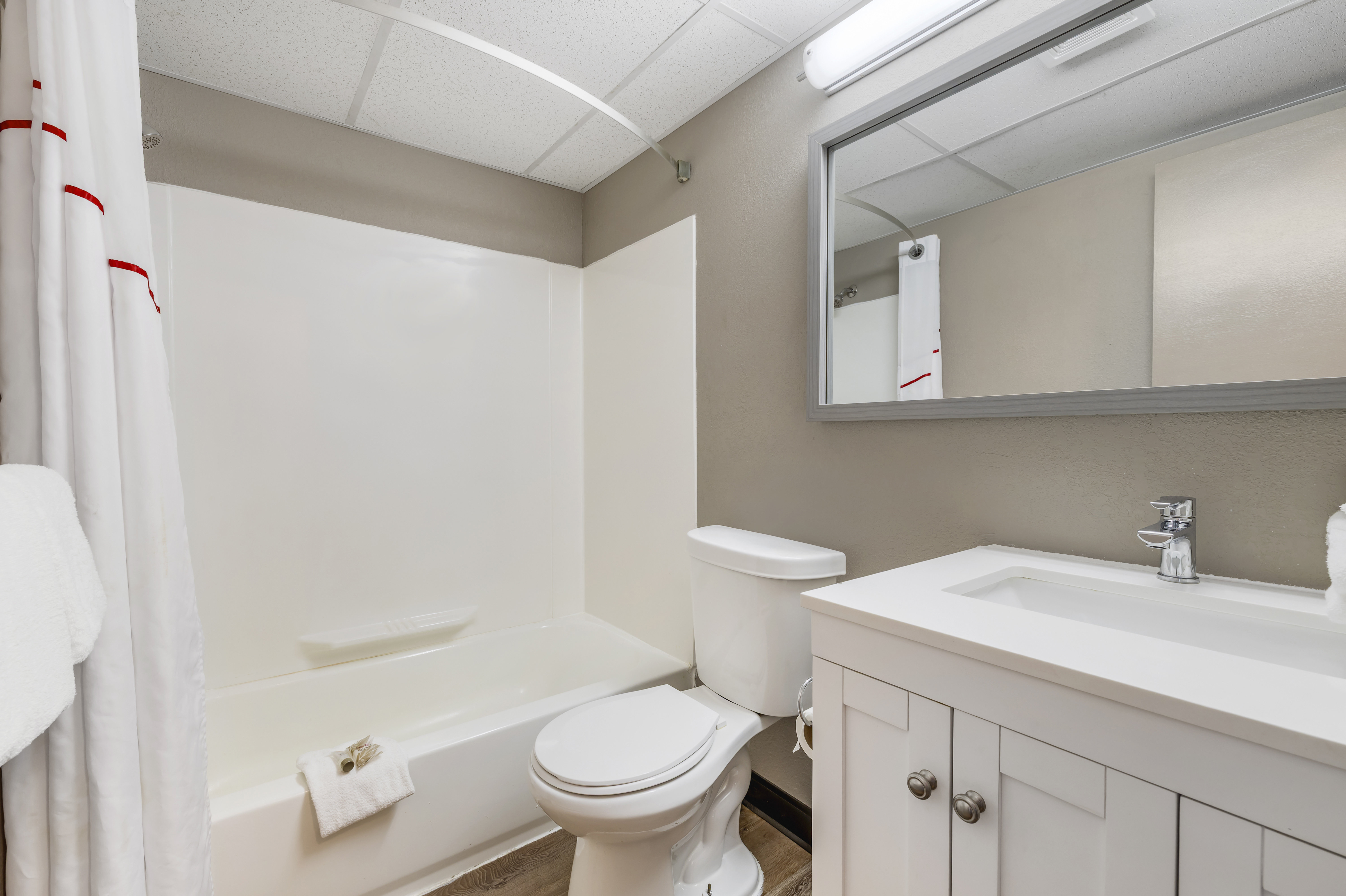 RED ROOF STROUDSBURG-guestroom-RRI Bathroom PRO Approved.jpg