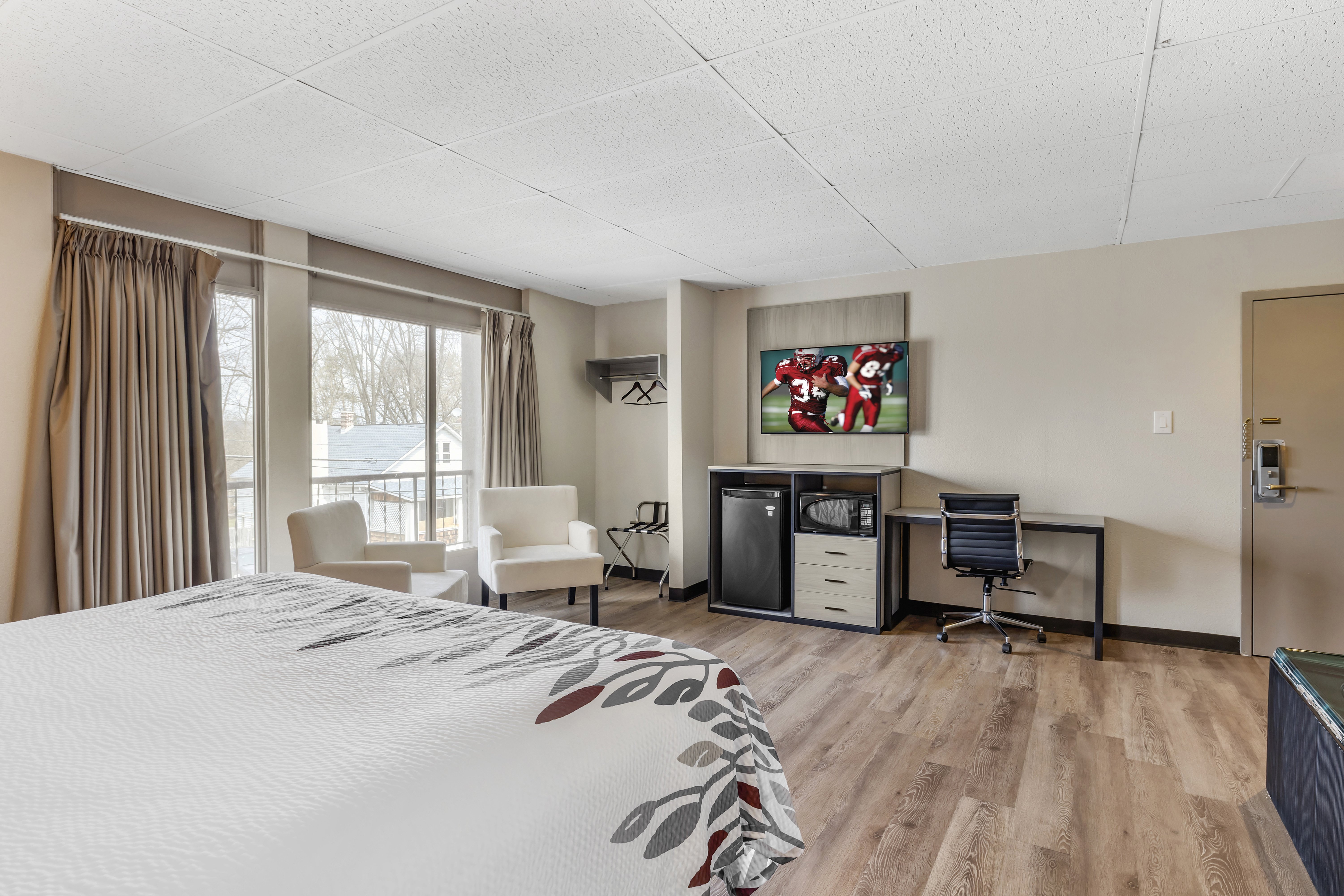 RED ROOF STROUDSBURG-guestroom-RRI NS Superior King Micro Jetted Tub PRO Approved NPKMJ.jpg