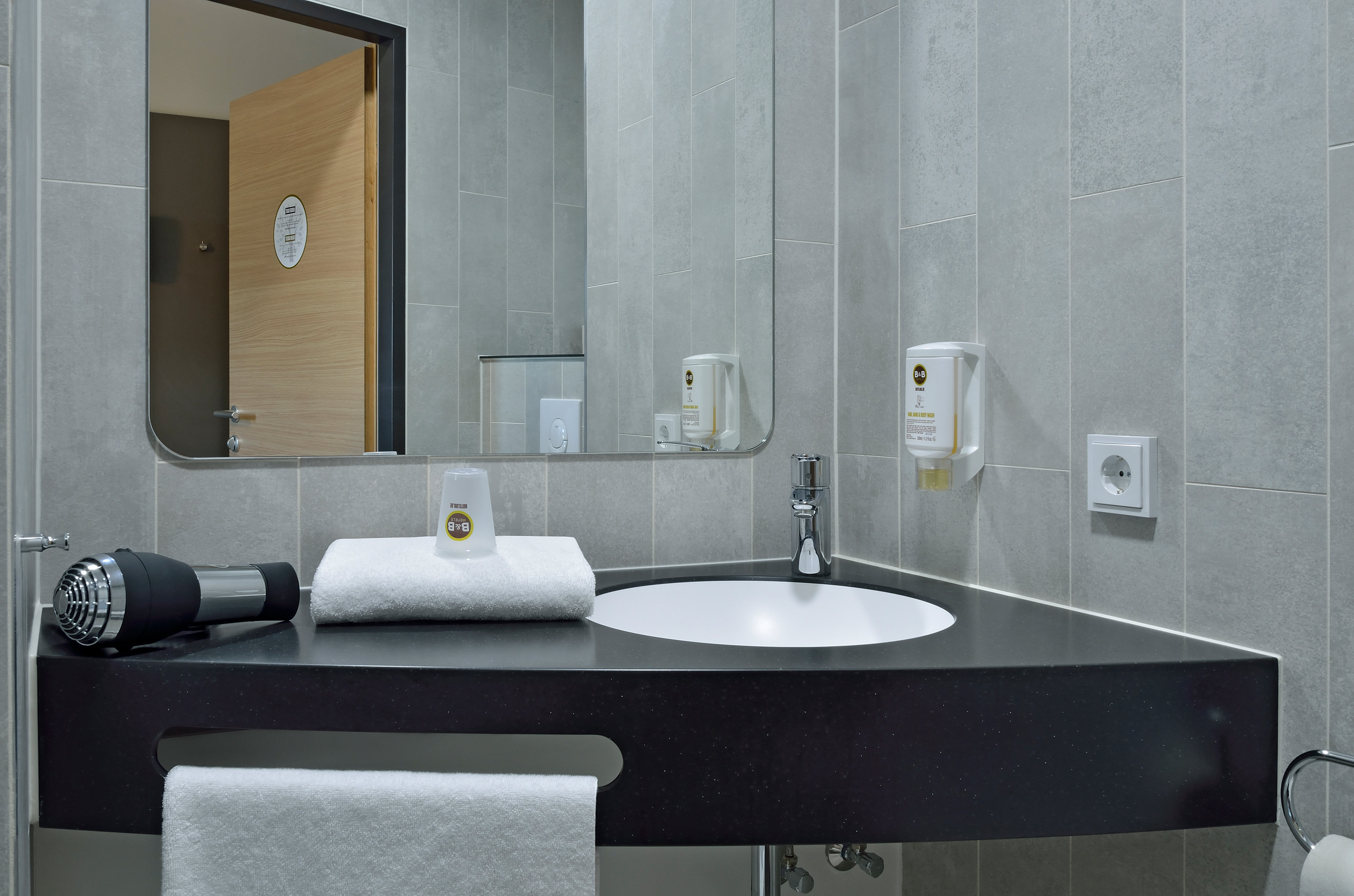 B&B HOTEL EMMERICH-guestroom-bathroom.jpg