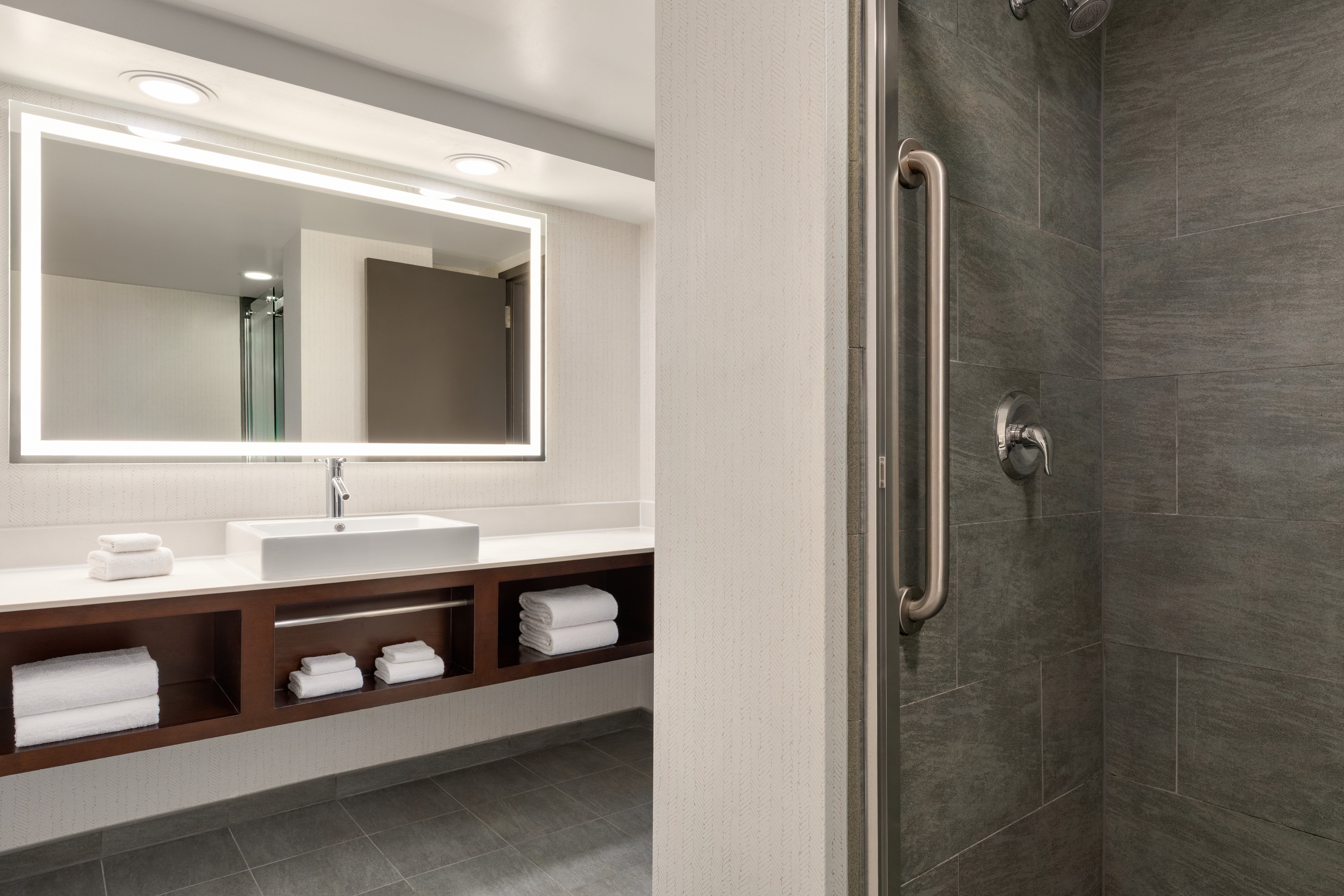 HOLIDAY INN VA BEACH NORFOLK BY IHG-guestroom-Enjoy our illuminating mirrors and well-lit bathrooms..jpg