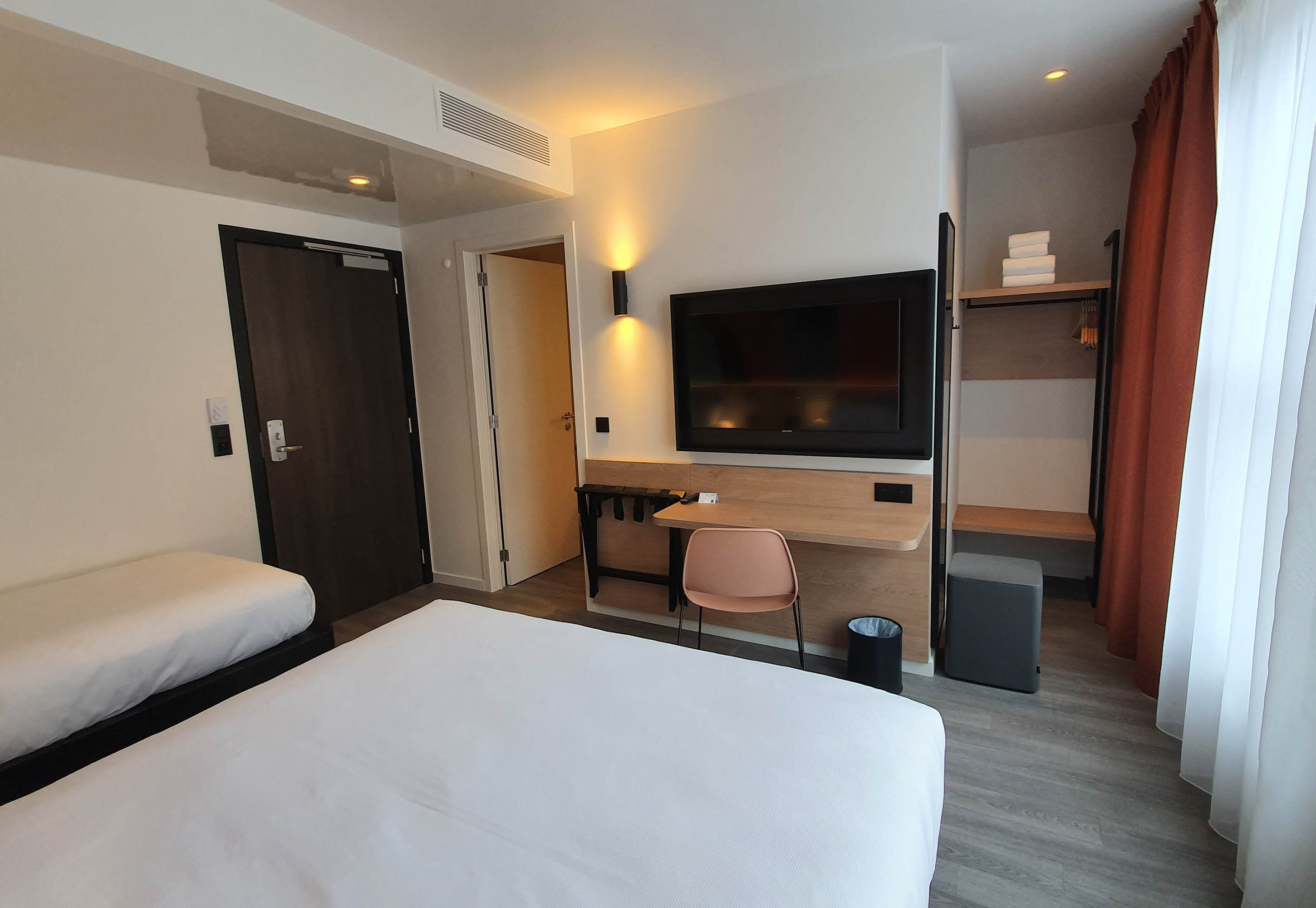 B&B HOTEL HASSELT-guestroom-Hotel Hasselt Triple Room.jpg