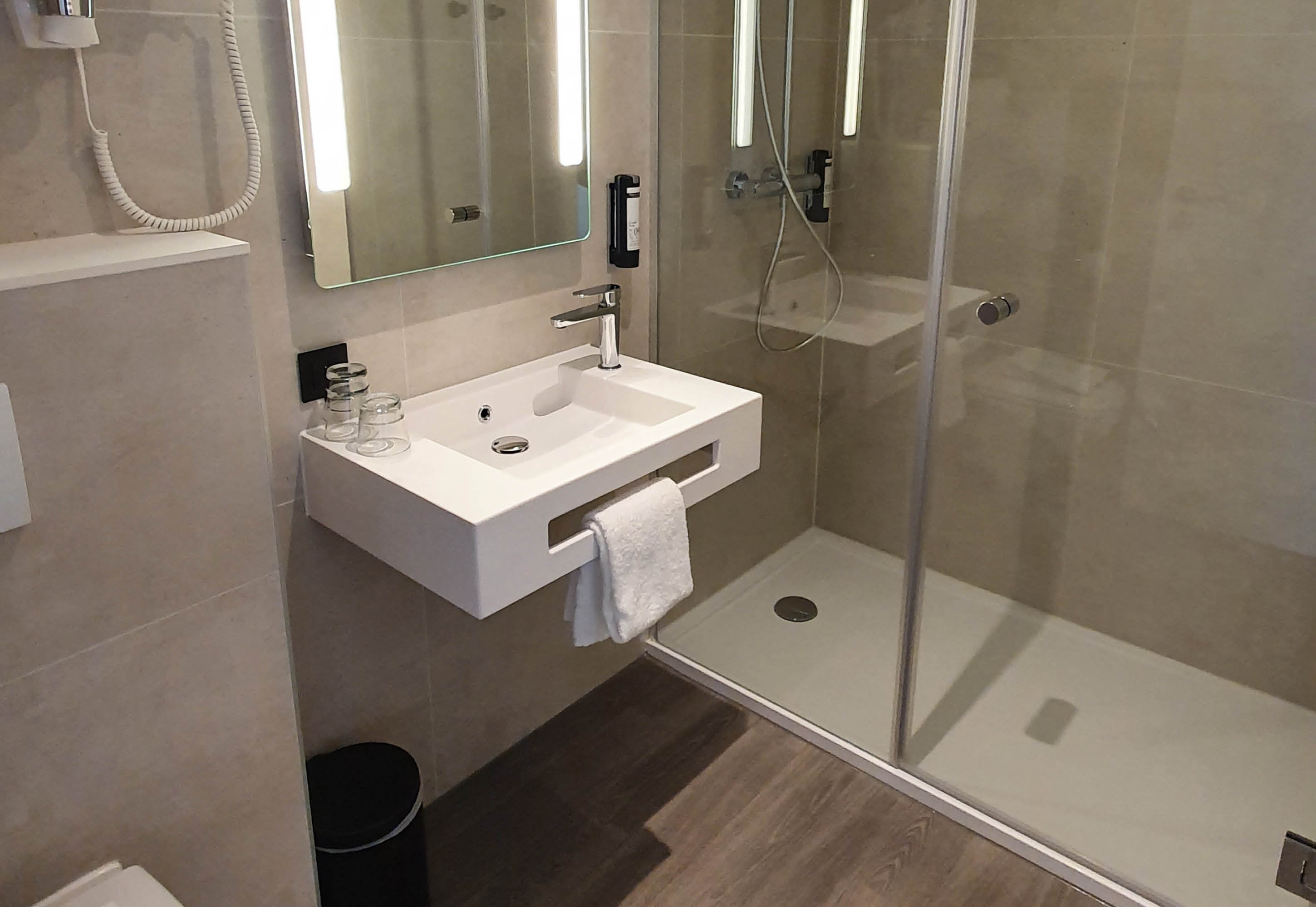 B&B HOTEL HASSELT-guestroom-Hotel Hasselt Bathroom.jpg