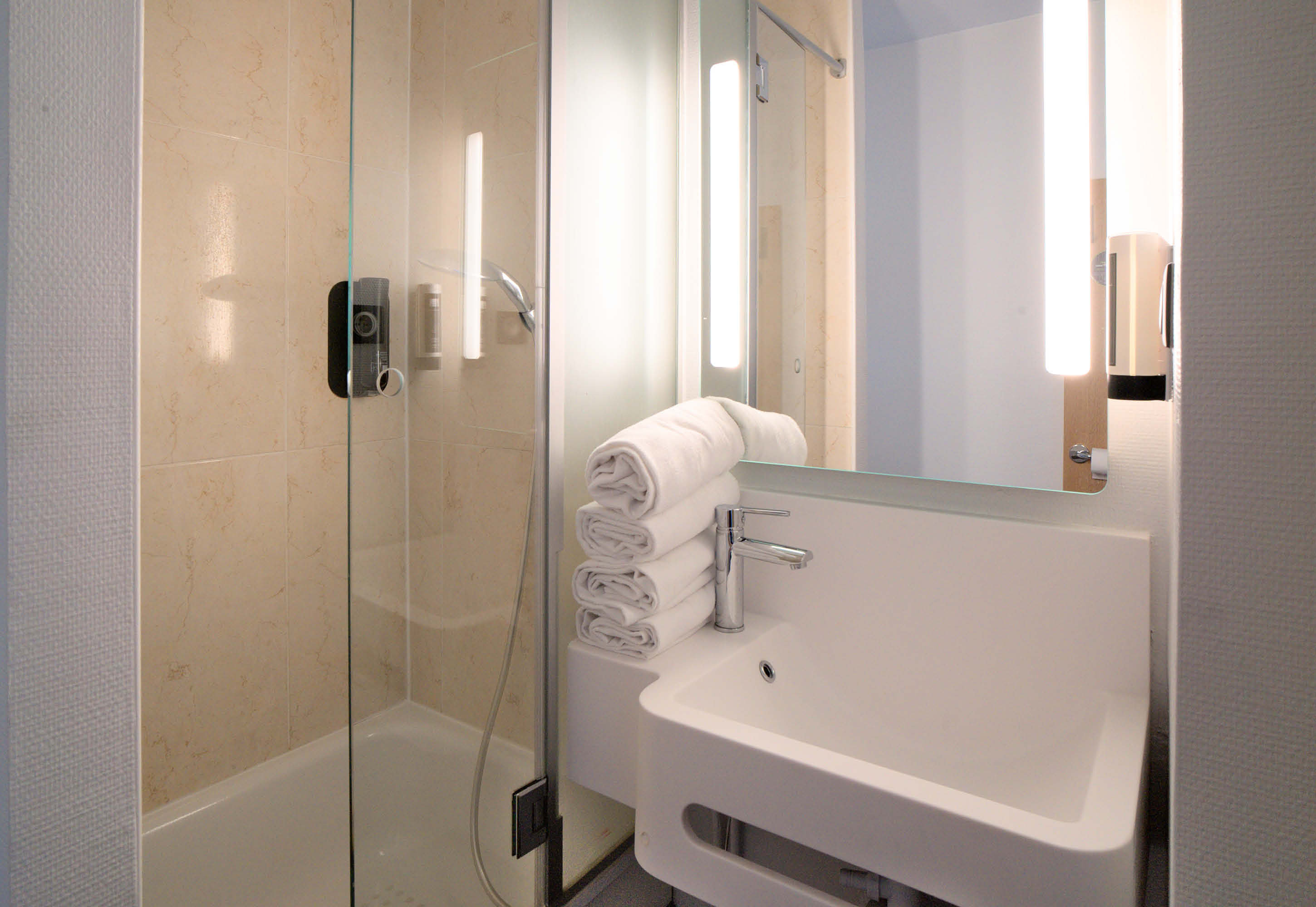 B&B HOTEL DREUX CENTRE-guestroom-Hotel Dreux Centre Bathroom.jpg