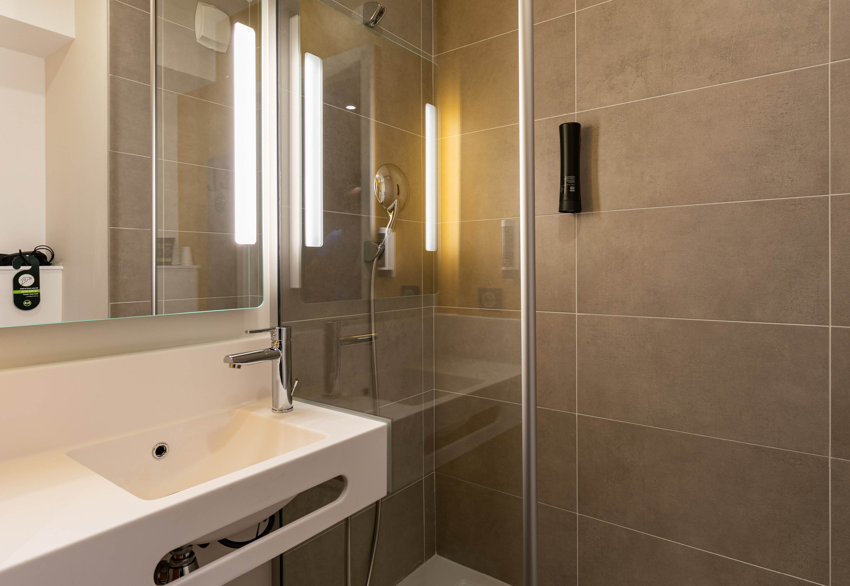 B&B HOTEL MULHOUSE BALE AEROPORT-guestroom-Hotel Mulhouse Bale Aeroport Bathroom.jpg