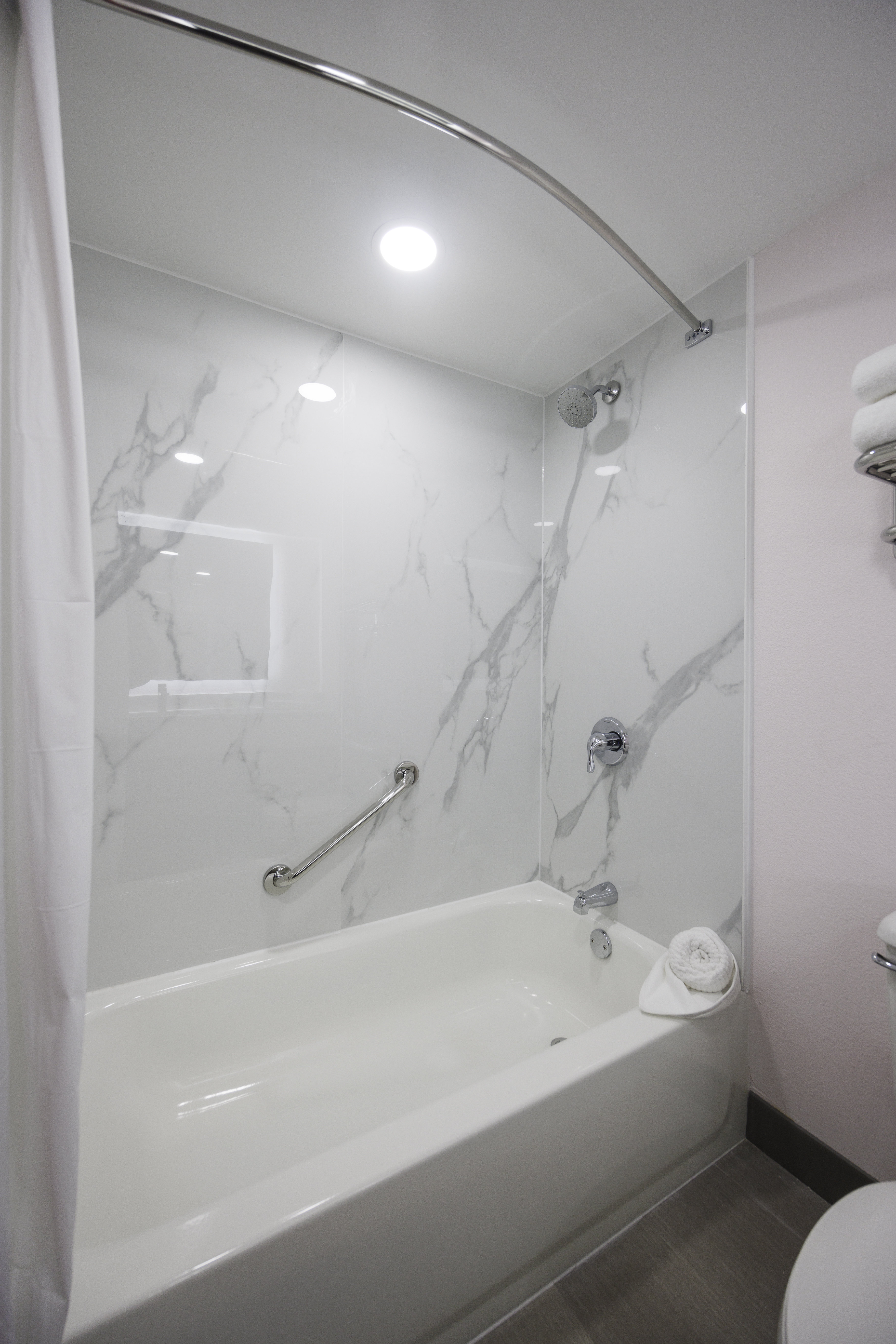 B&B HOTEL MIAMI AIRPORT-guestroom-Bathtub With Shower.jpg