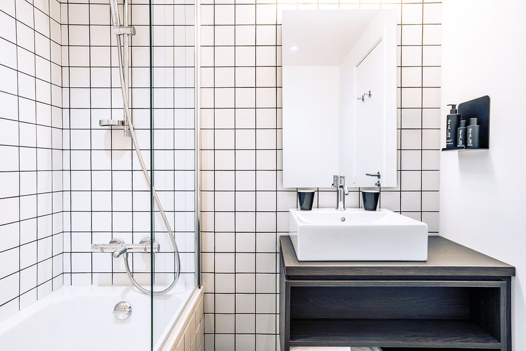 ROCKYPOP MARSEILLE-guestroom-BATHROOM.jpg