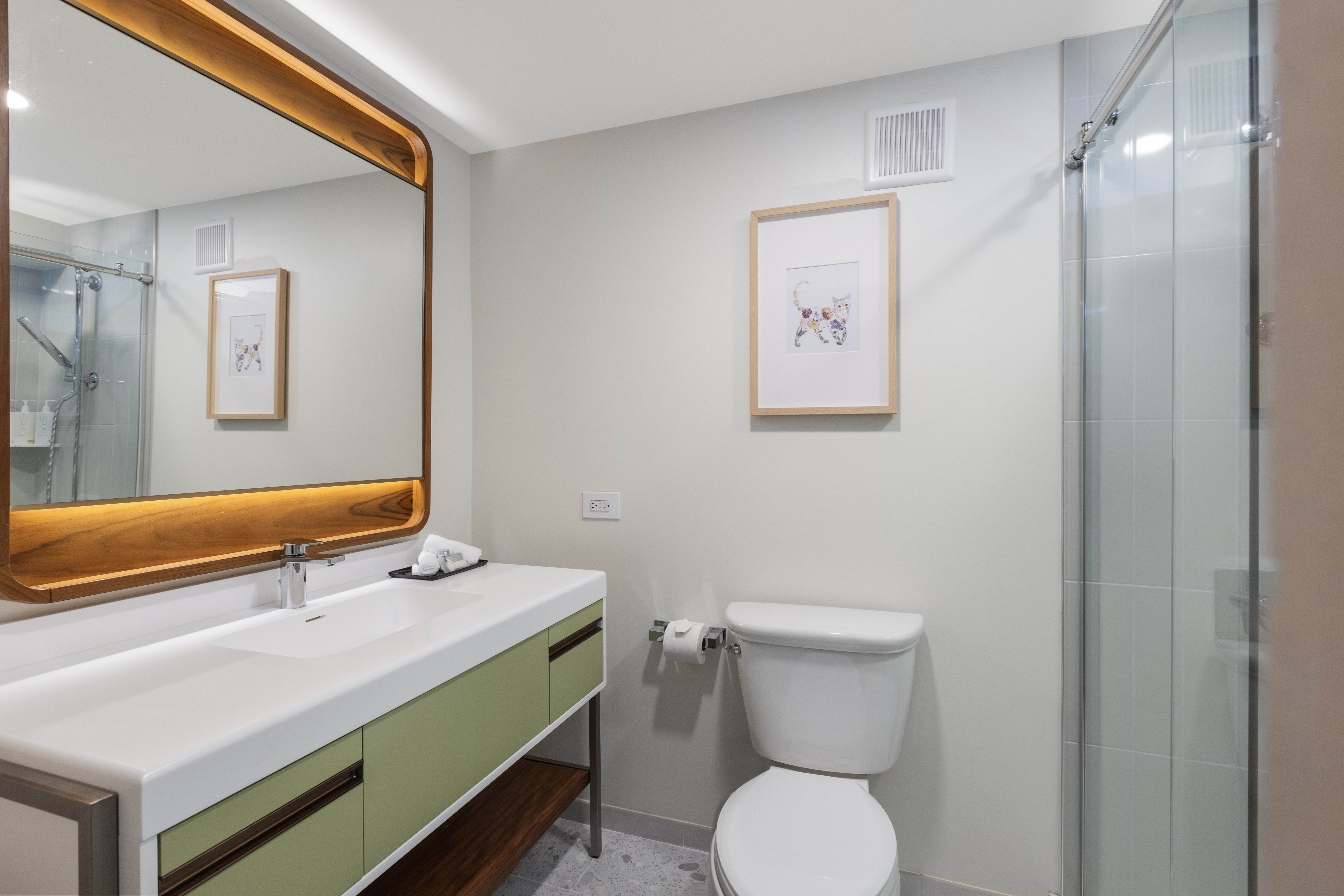 MAUI SEASIDE HOTEL-guestroom-Makai Tower Two Queen Beds Bathroom.jpg