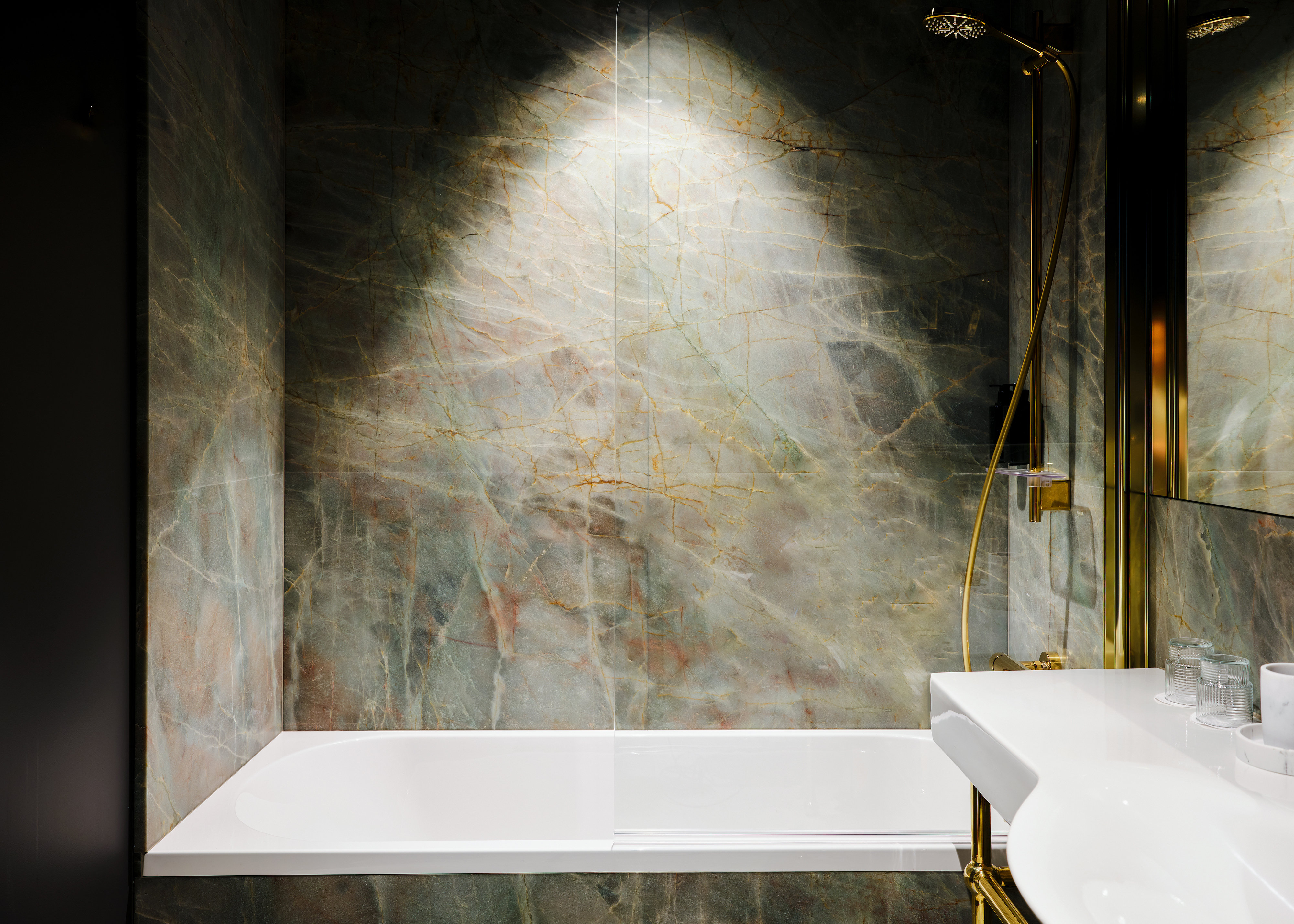 Reja-guestroom-Deluxe Suite Bathroom.jpg