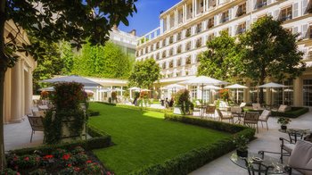 LE BRISTOL PARIS