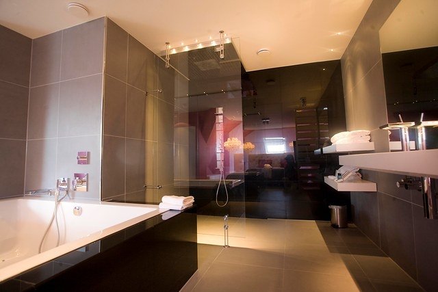 VAN DER VALK HOTEL HENGELO-guestroom-Bathroom Suite.jpg