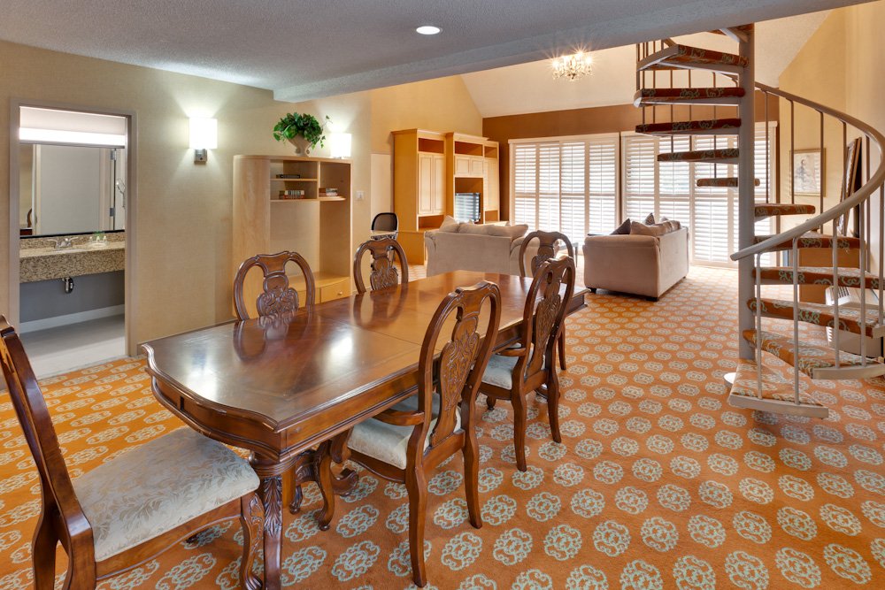 HOLIDAY INN DUBLIN BY IHG-guestroom-Holiday Inn Hotel Dublin-Pleasanton Honey Moon Suite.jpg