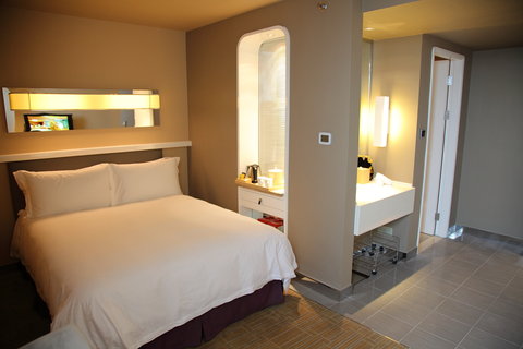 SHANGHAI HONGQIAO AIRPORT HOTE-guestroom-Flying Room.jpg