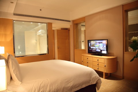 SHANGHAI HONGQIAO AIRPORT HOTE-guestroom-Deluxe Suite.jpg