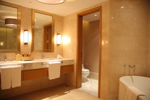 SHANGHAI HONGQIAO AIRPORT HOTE-guestroom-Suite Bathroom.jpg