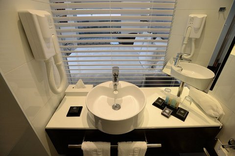 BENJAMIN HOTEL-guestroom-Bathroom.jpg