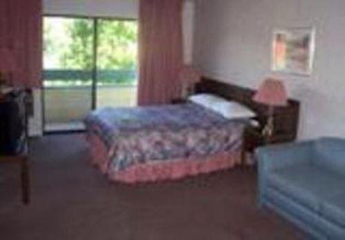RECREATION INN AND SUITES-guestroom-Guest Room.jpg