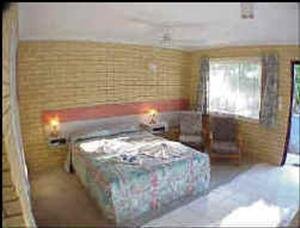 BEACHSIDE MOTOR INN-guestroom-Guest room.jpg