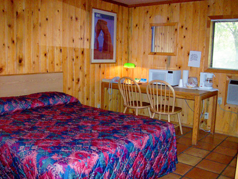 RED STONE INN-guestroom-One Queen Bed - Handicapped Accessible.jpg