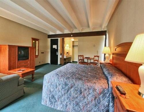 BANFF VOYAGER INN-guestroom-Guest room.jpg