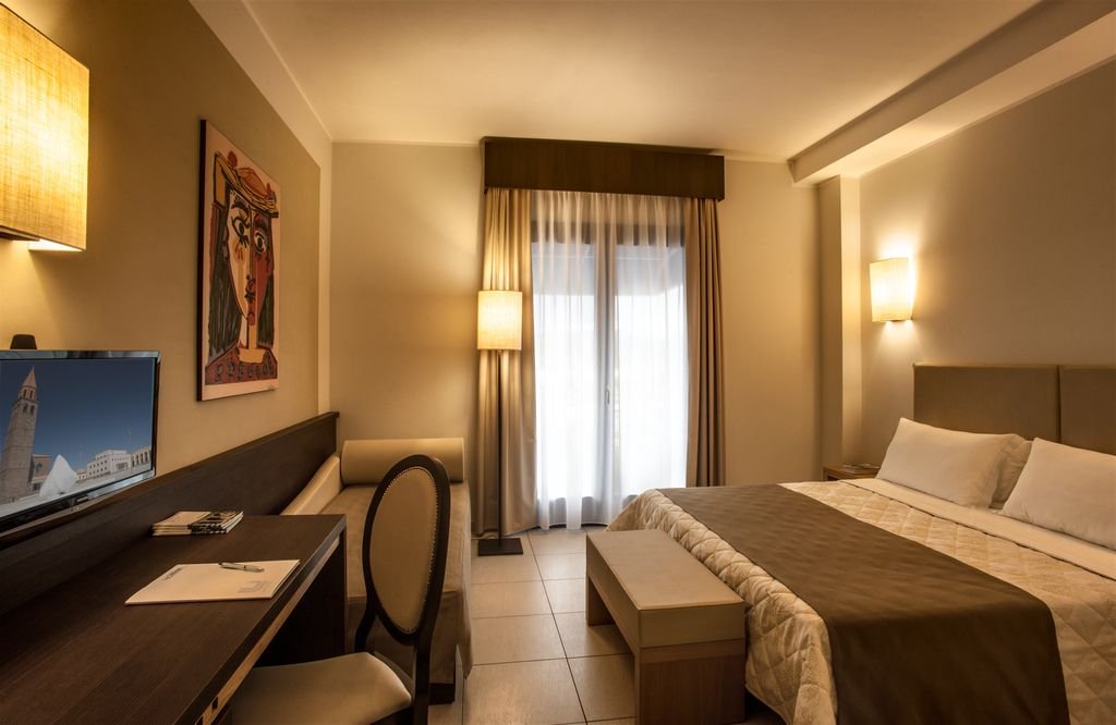 LU HOTEL CARBONIA-guestroom-DELUXE.jpg