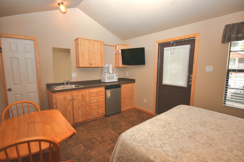 HILL COUNTRY COTTAGE & RV RESORT New Braunfels TX 131 Rueckle Rd. 78130