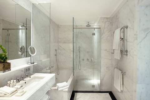 MAJESTIC HOTEL AND SPA - Photo 22