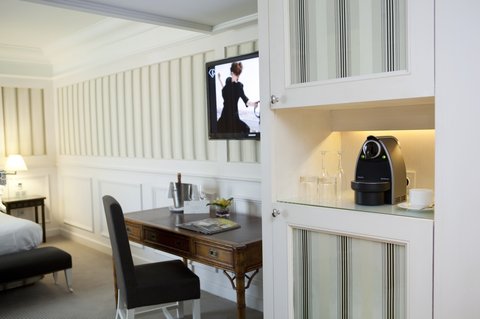 MAJESTIC HOTEL AND SPA - Photo 12