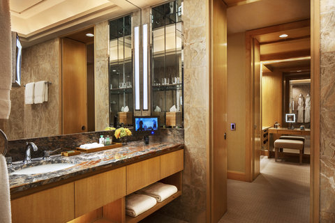 FOUR SEASONS HOTEL NEW YORK - Photo 15