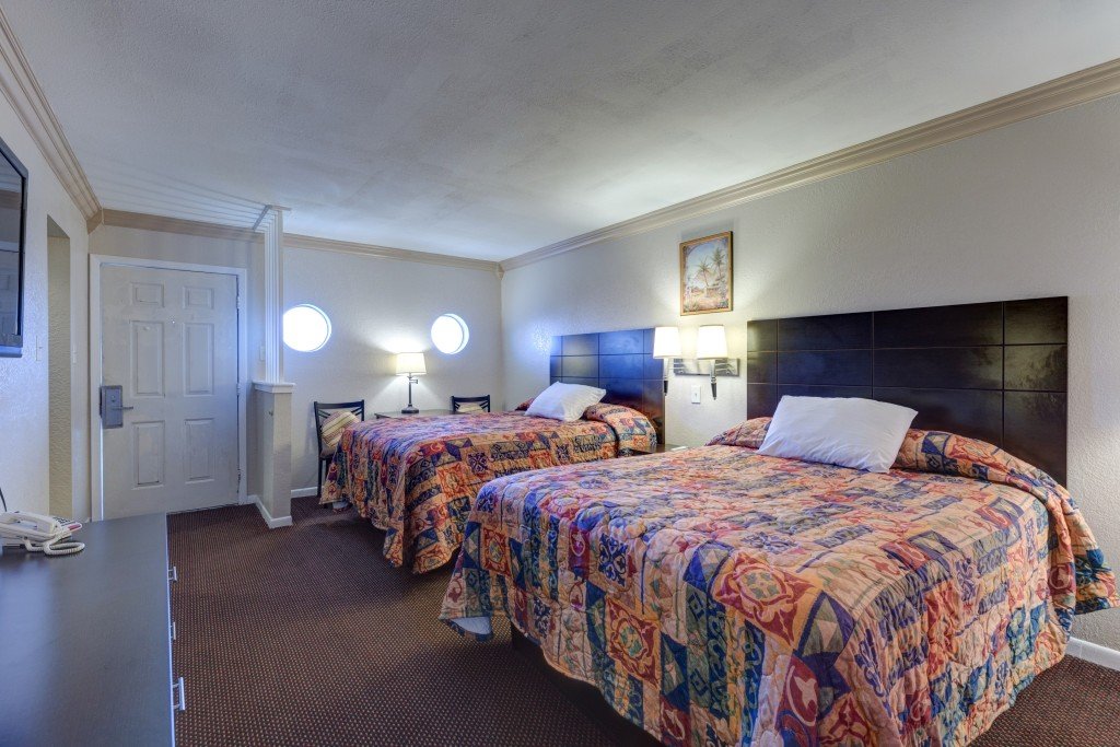 SCOTTISH INNS GALVESTON-guestroom-STXGAQueens.jpg