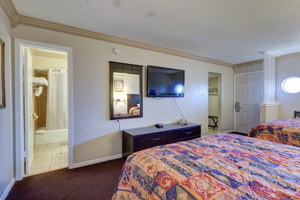 SCOTTISH INNS GALVESTON-guestroom-STXGAQueens Bathroom.jpg