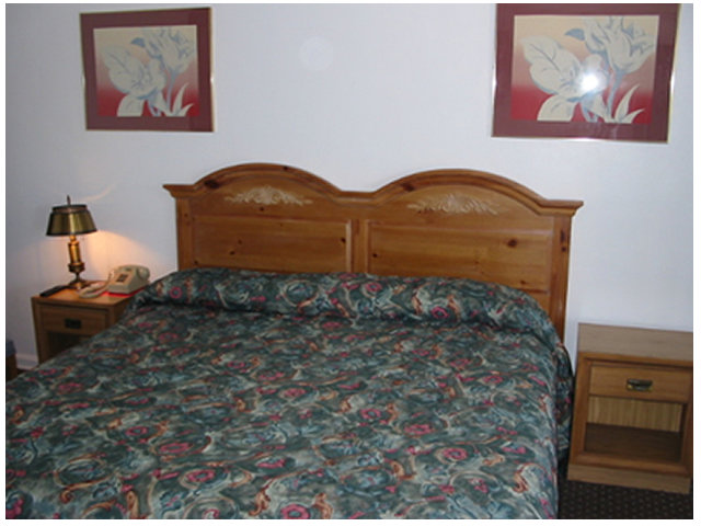 RED CARPET INN AND SUITES-guestroom-RPAMOQueen.jpg