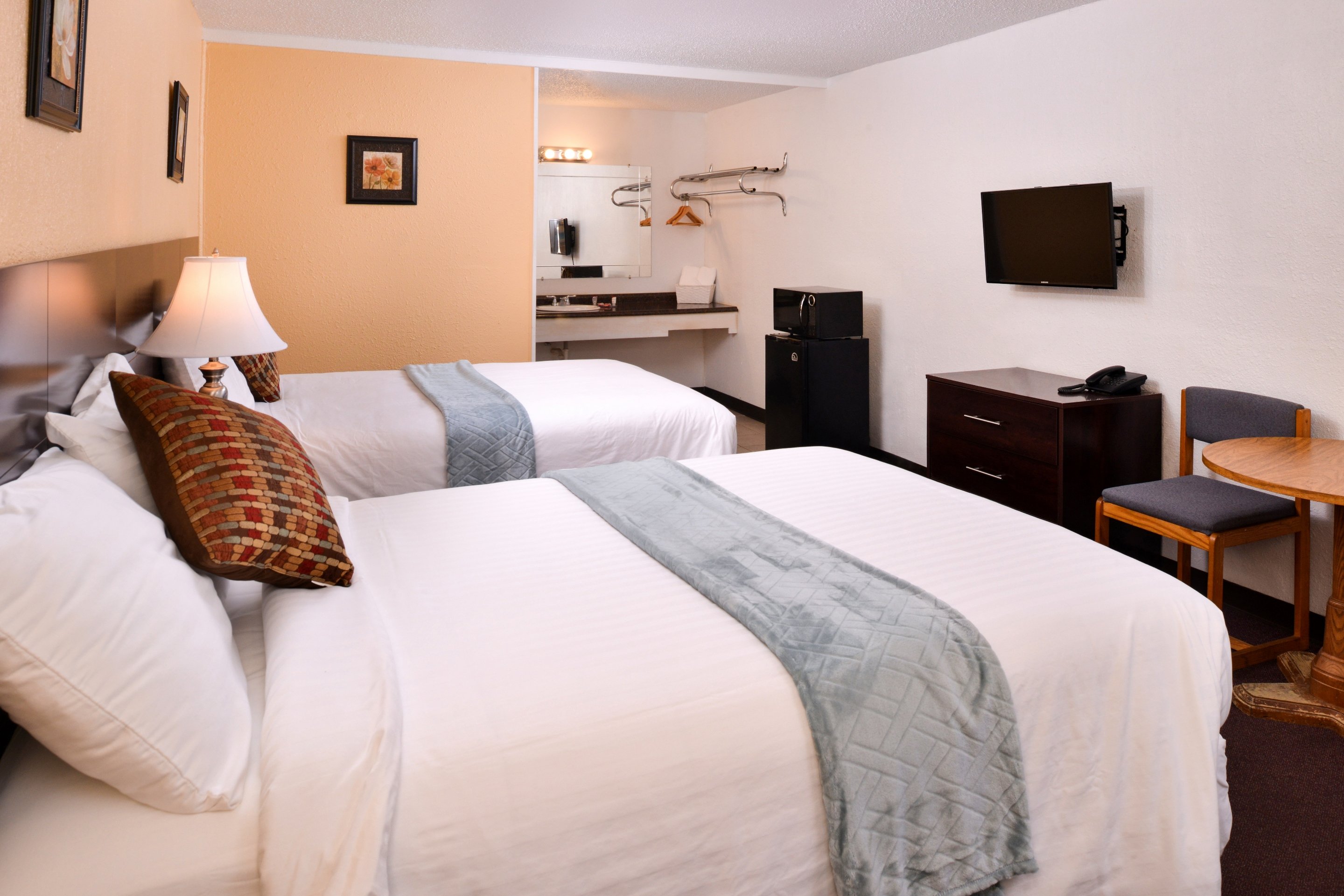 Red Carpet Inn Battleboro-guestroom-RNCBBDoubles A.jpg