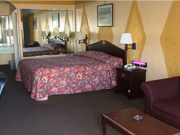 SCOTTISH INNS SUITES HUMBLE-guestroom-STXHDKing.jpg