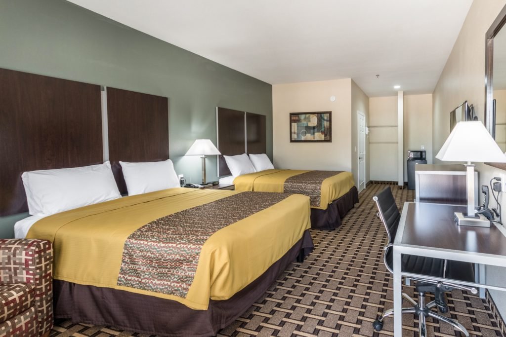 SCOTTISH INNS AND SUITES-guestroom-STXBHQueens.jpg