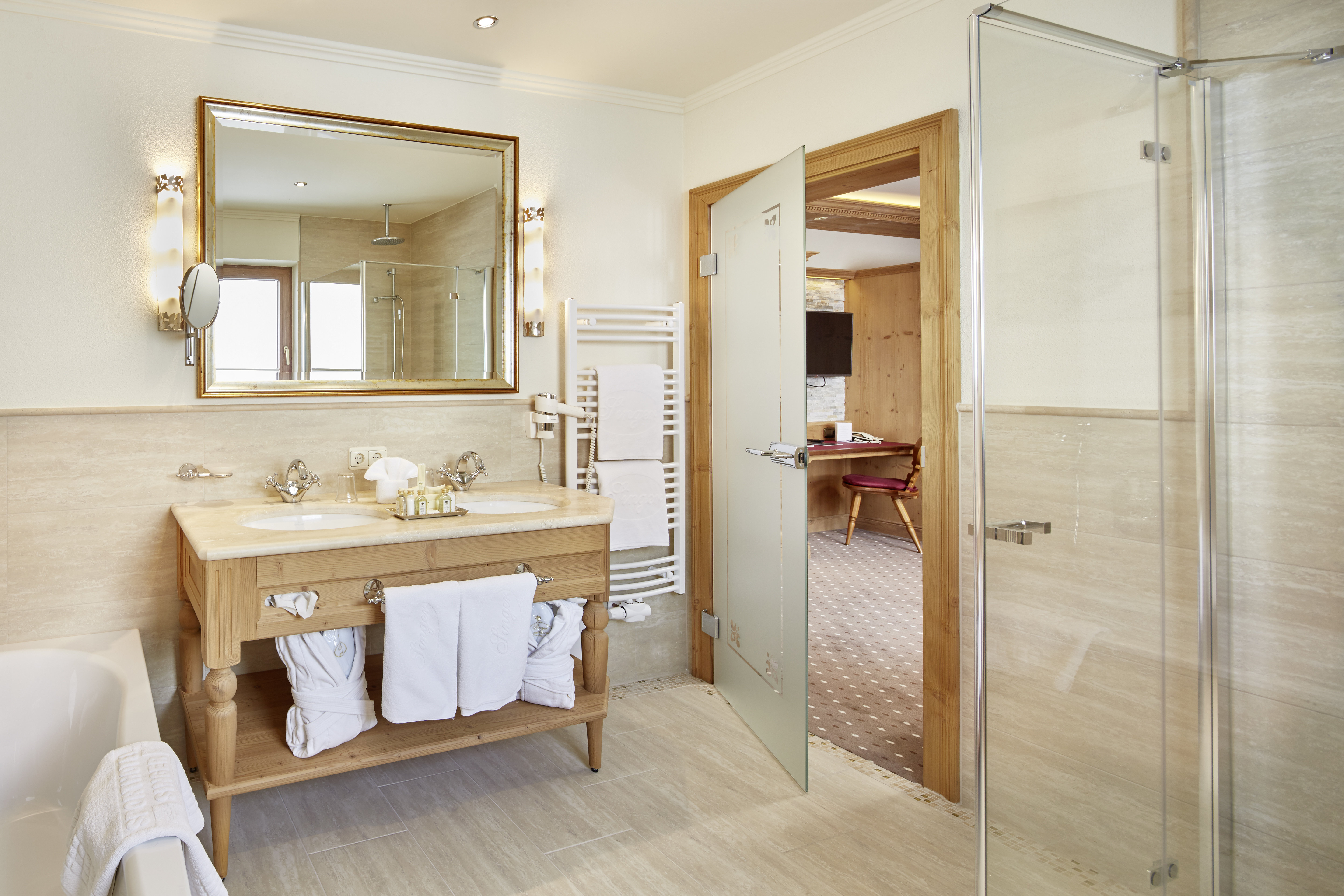 Hotel Singer-guestroom-Bathroom Deluxe double room.jpg