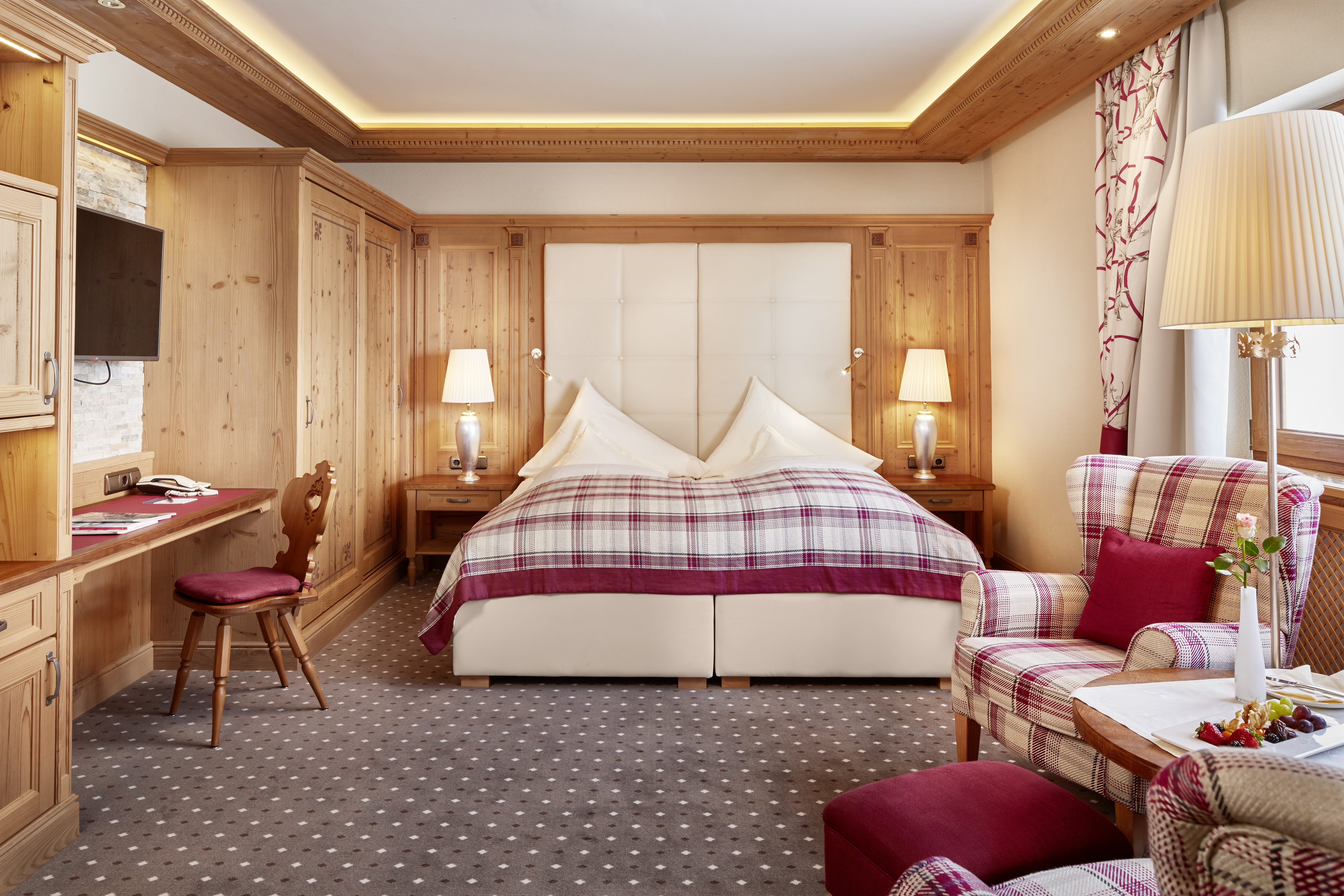 Hotel Singer-guestroom-Deluxe Double Room.jpg