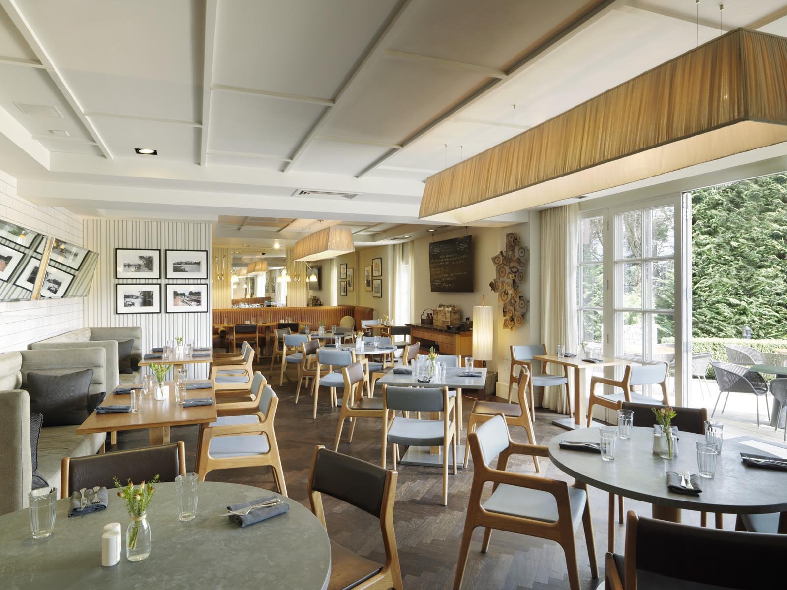 THE RUNNYMEDE ON THAMES-guestroom-The Lock Bar Kitchen.jpg