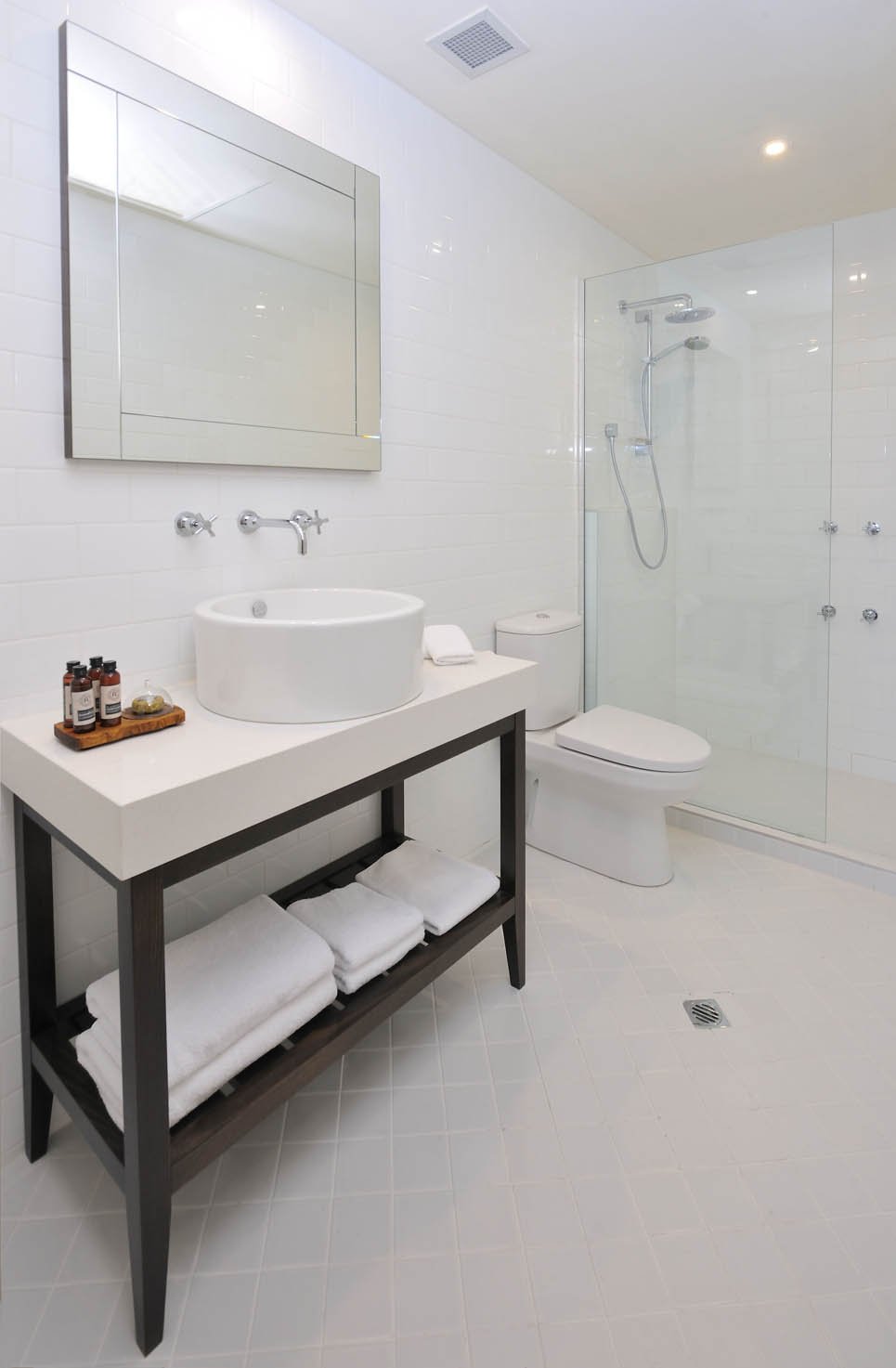 QUEST GRAND HOTEL MELBOURNE-guestroom-Bathroom.jpg