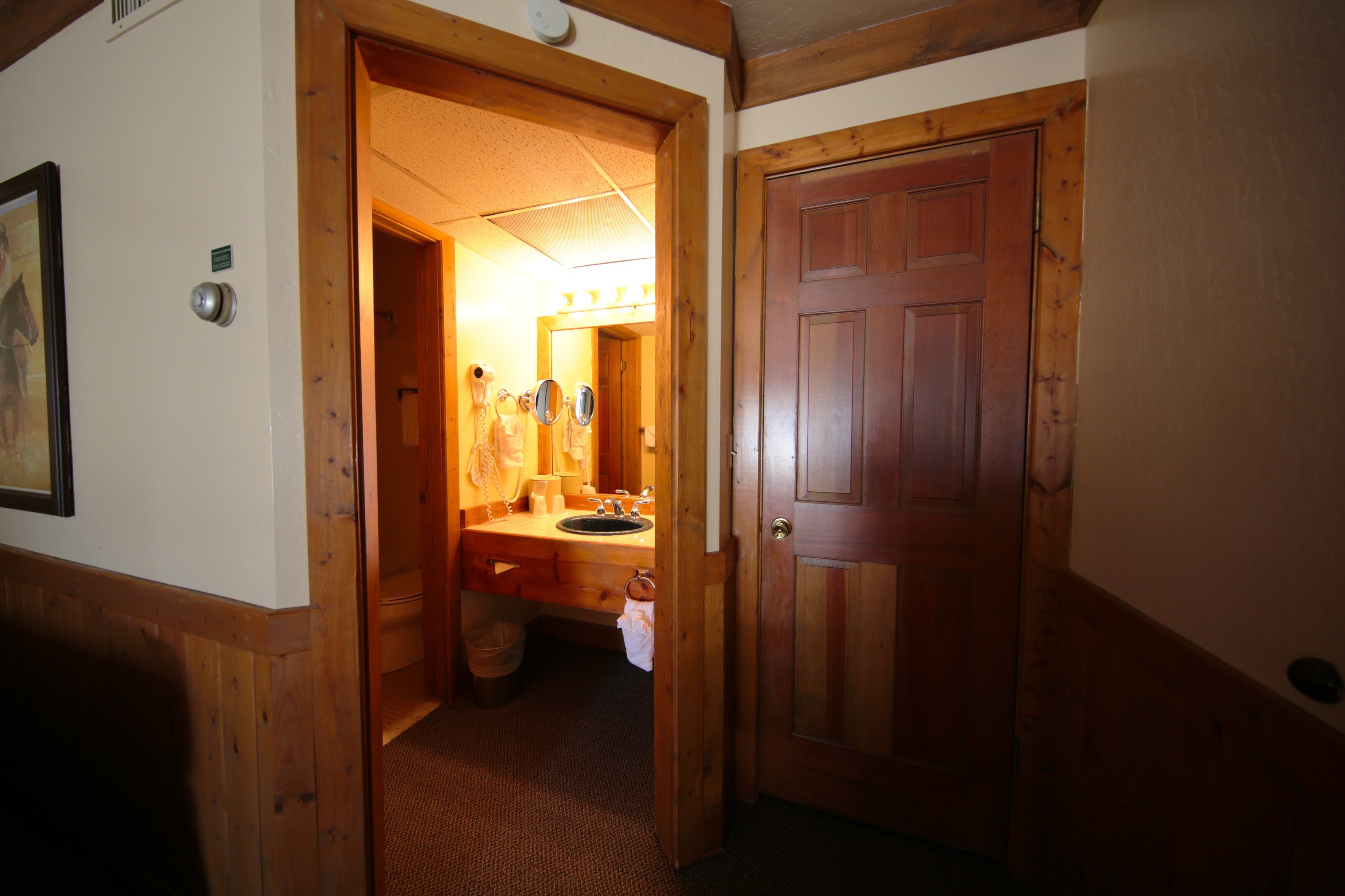 Web Traditional Double Queen Room Bathroom