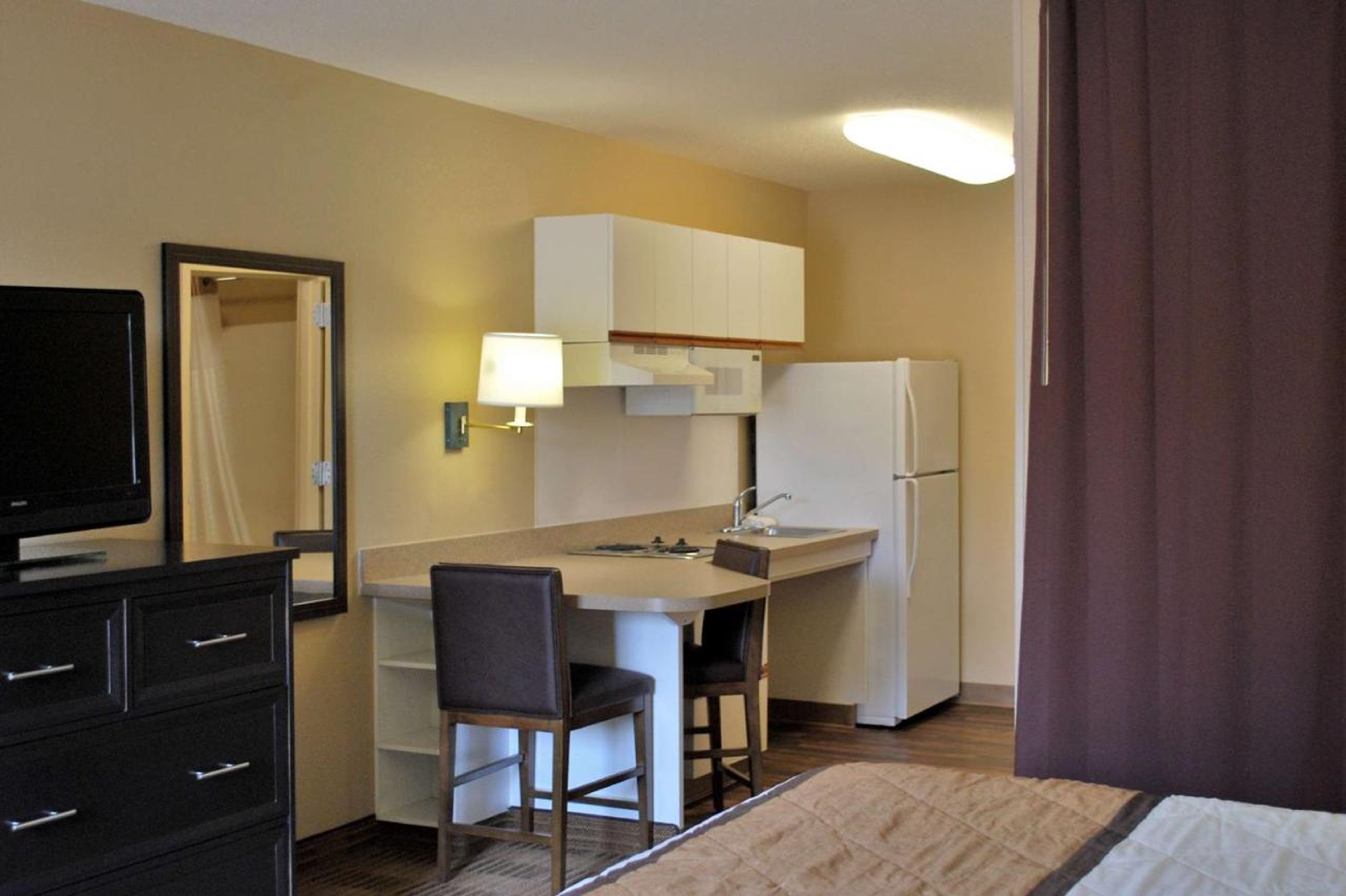 BEACHWOOD EXTENDED SUITES-guestroom-Guest Room.jpg