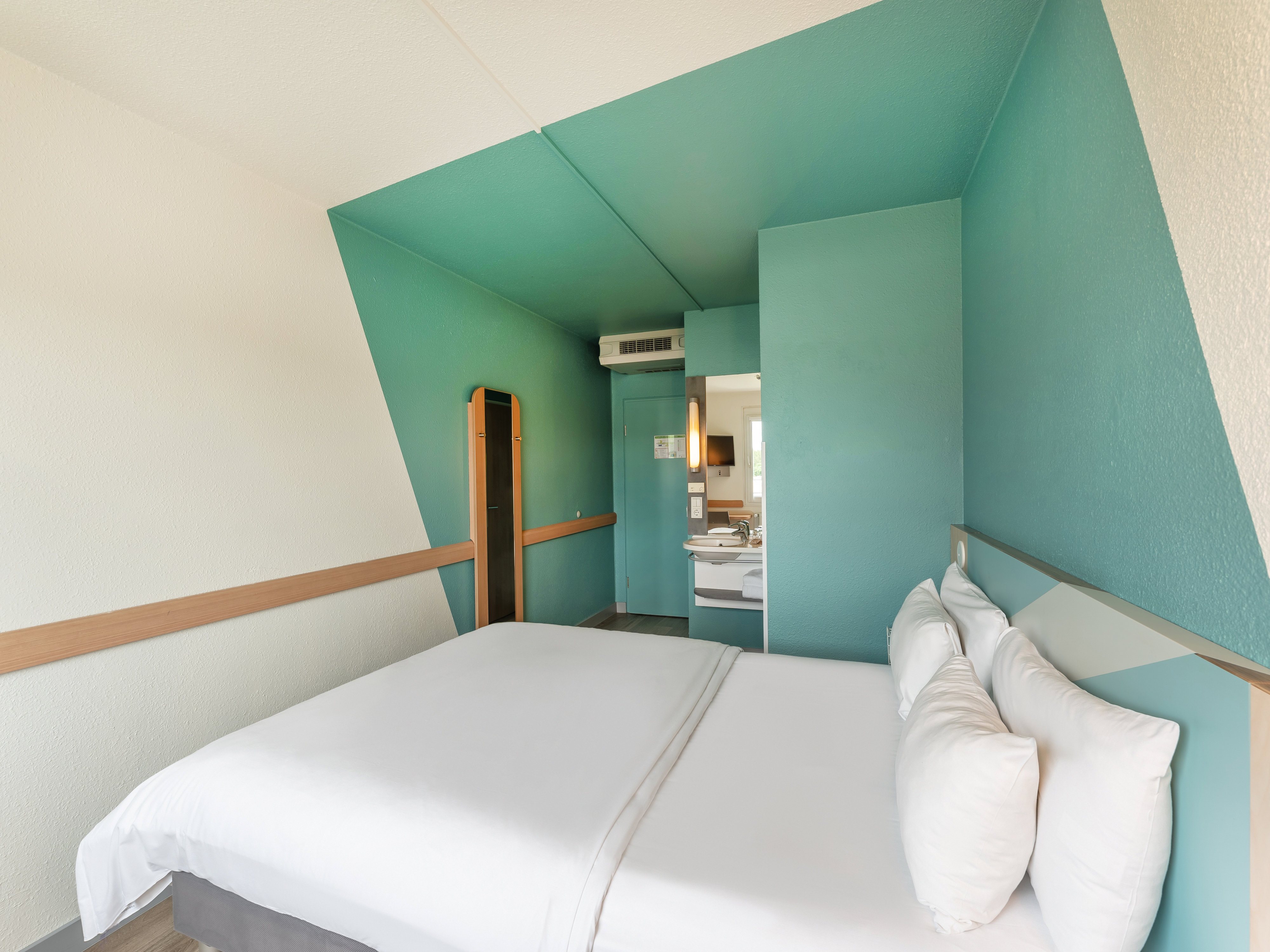 B&B HOTEL FREIBURG-WEST-guestroom-GUEST ROOM.jpg