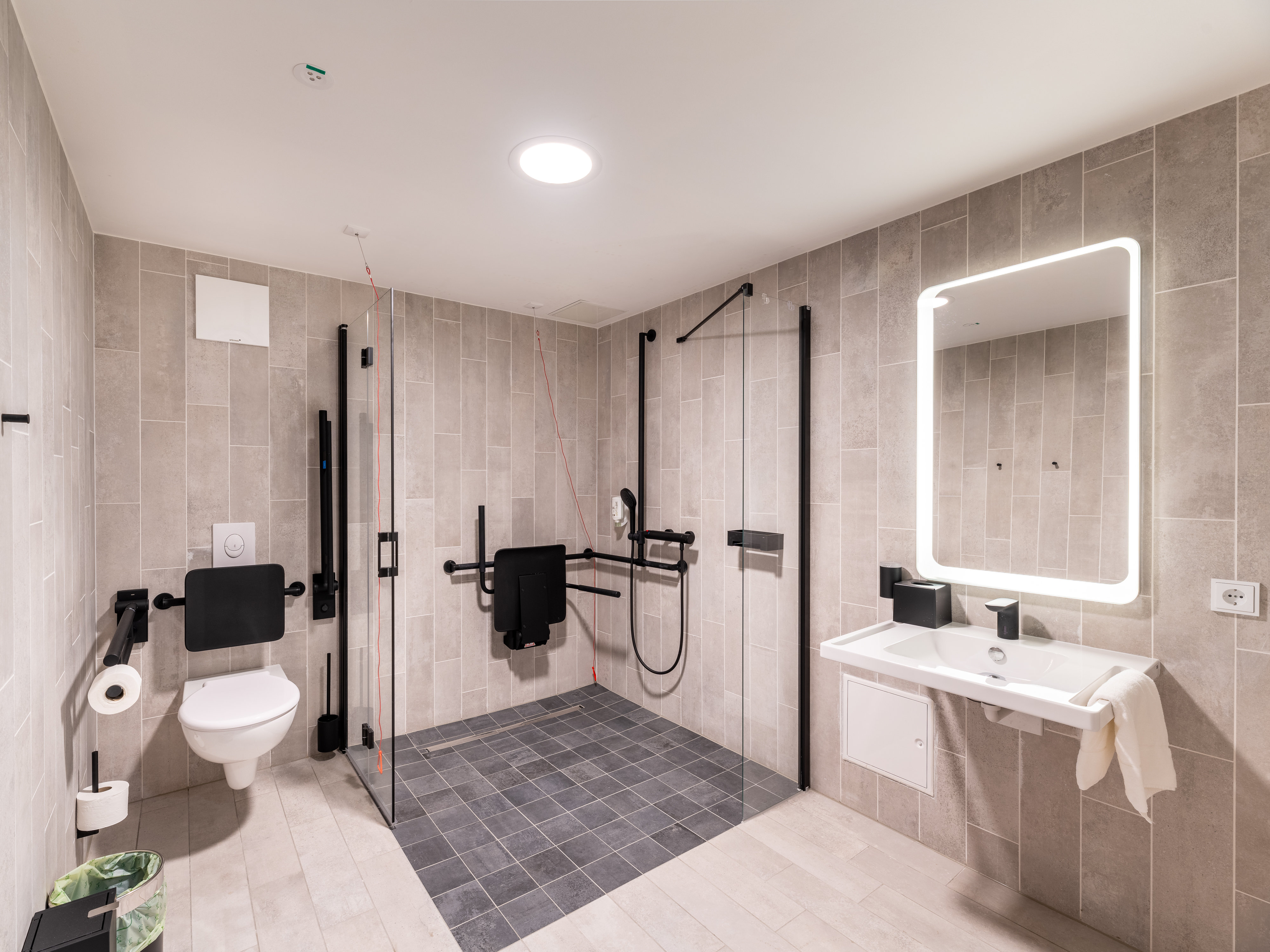 B&B HOTEL ST. POLTEN-guestroom-Hotel St Polten Disabled Bath.jpg
