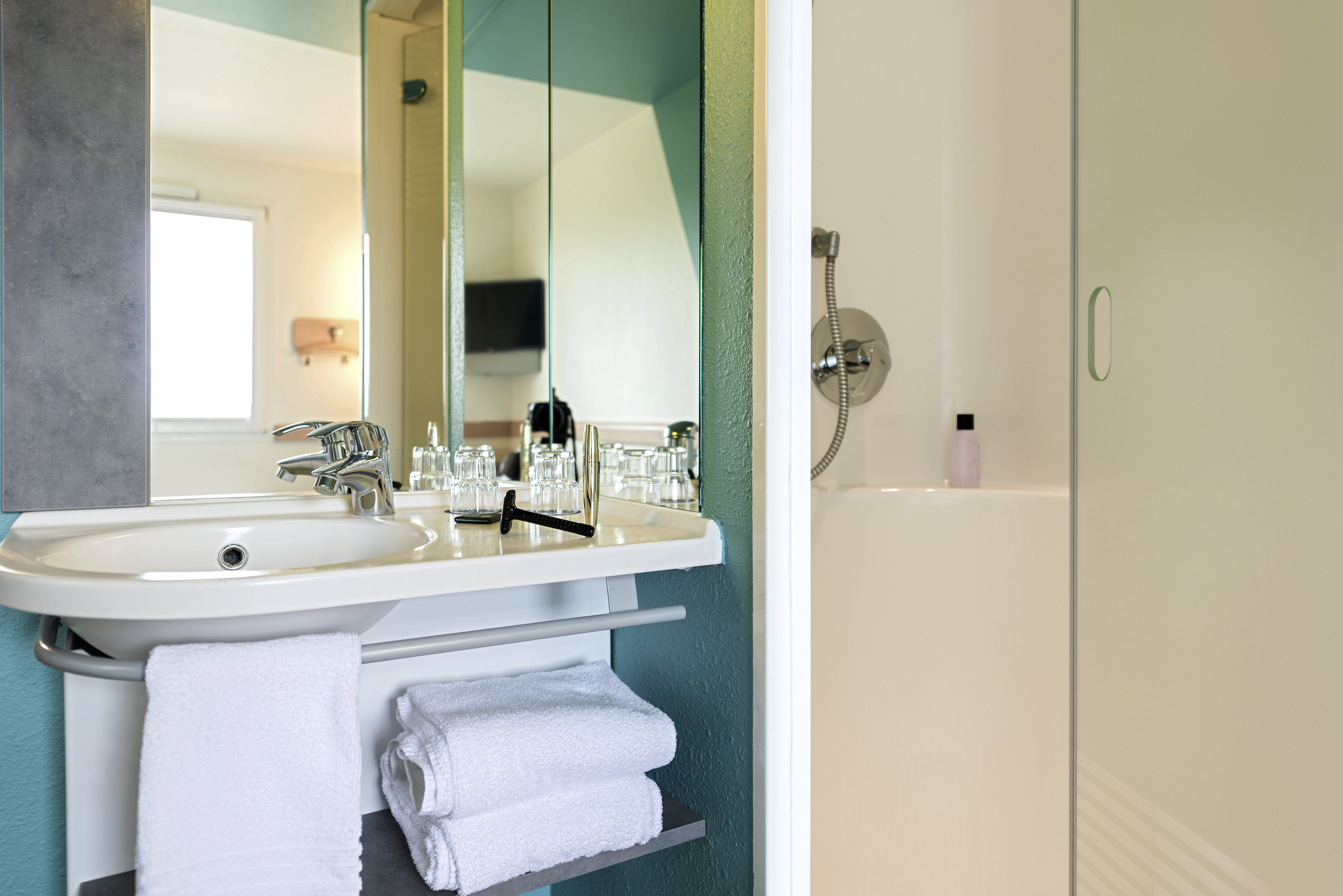 B&B HOTEL REGENSBURG-OST-guestroom-Hotel Regensburg Ost Bathroom.jpg
