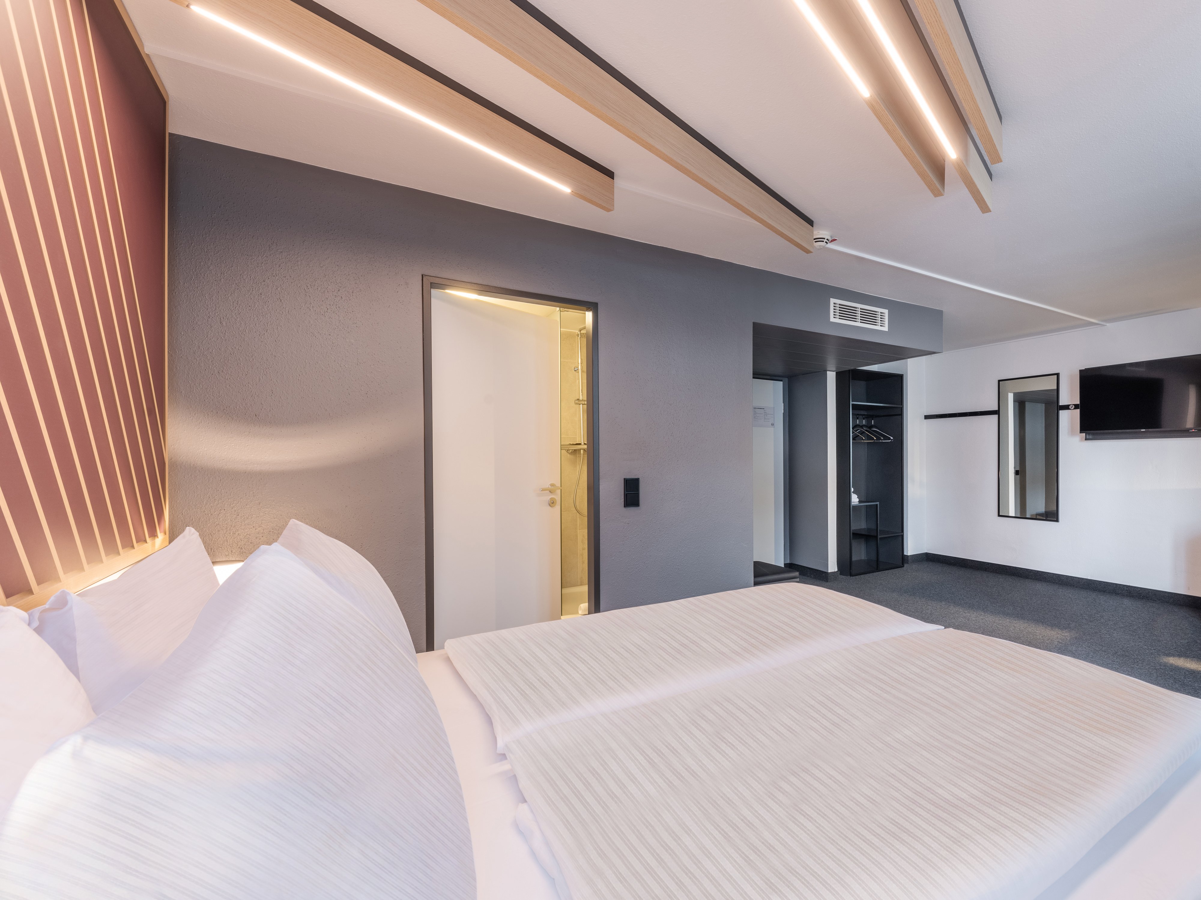 B&B HOTEL AACHEN-HBF-guestroom-B B Hotel Ac Hbf Premium Room.jpg