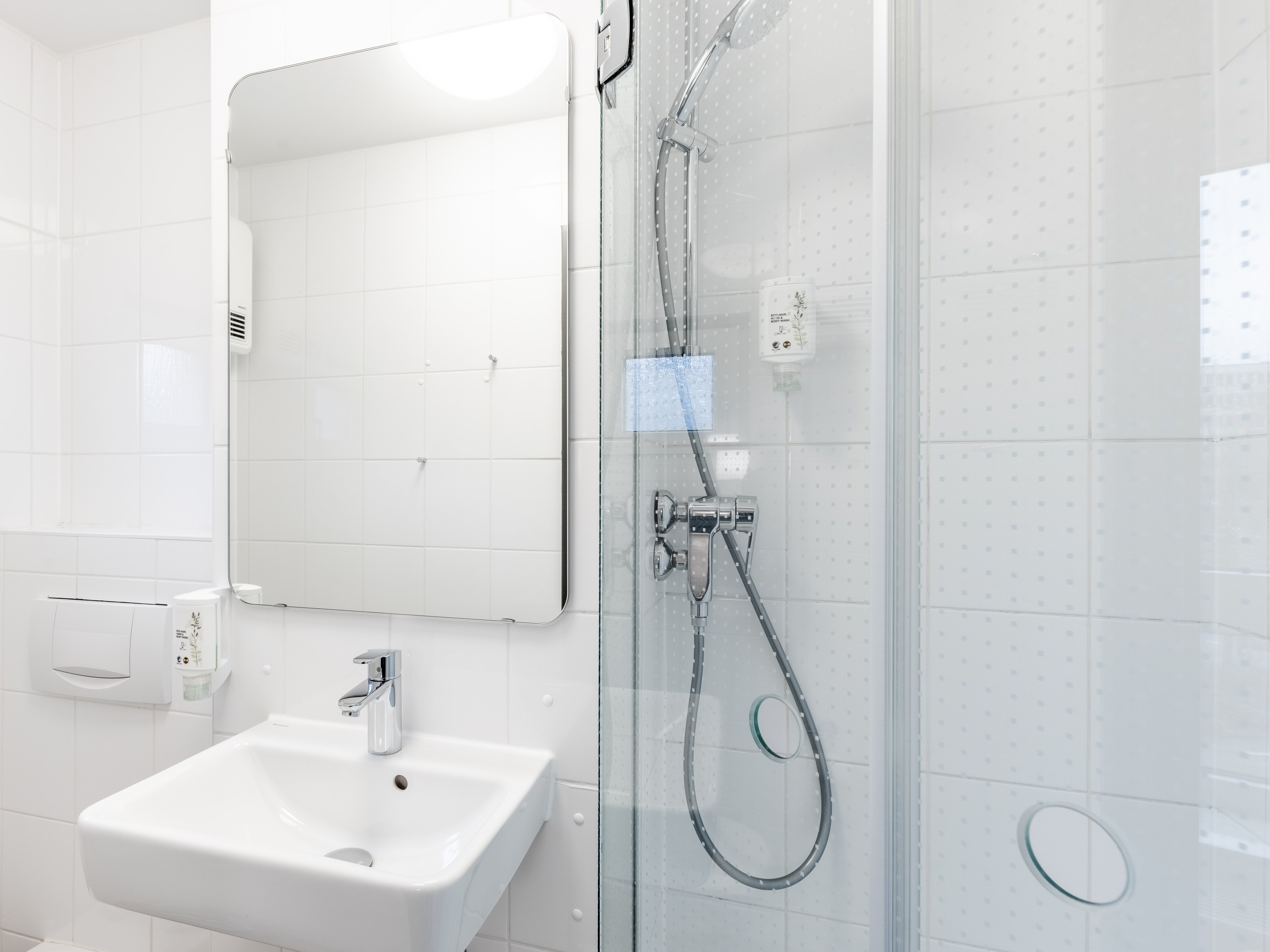 B&B HOTEL AACHEN-HBF-guestroom-B B Hotel Ac Hbf Comfort Room Bathroom.jpg