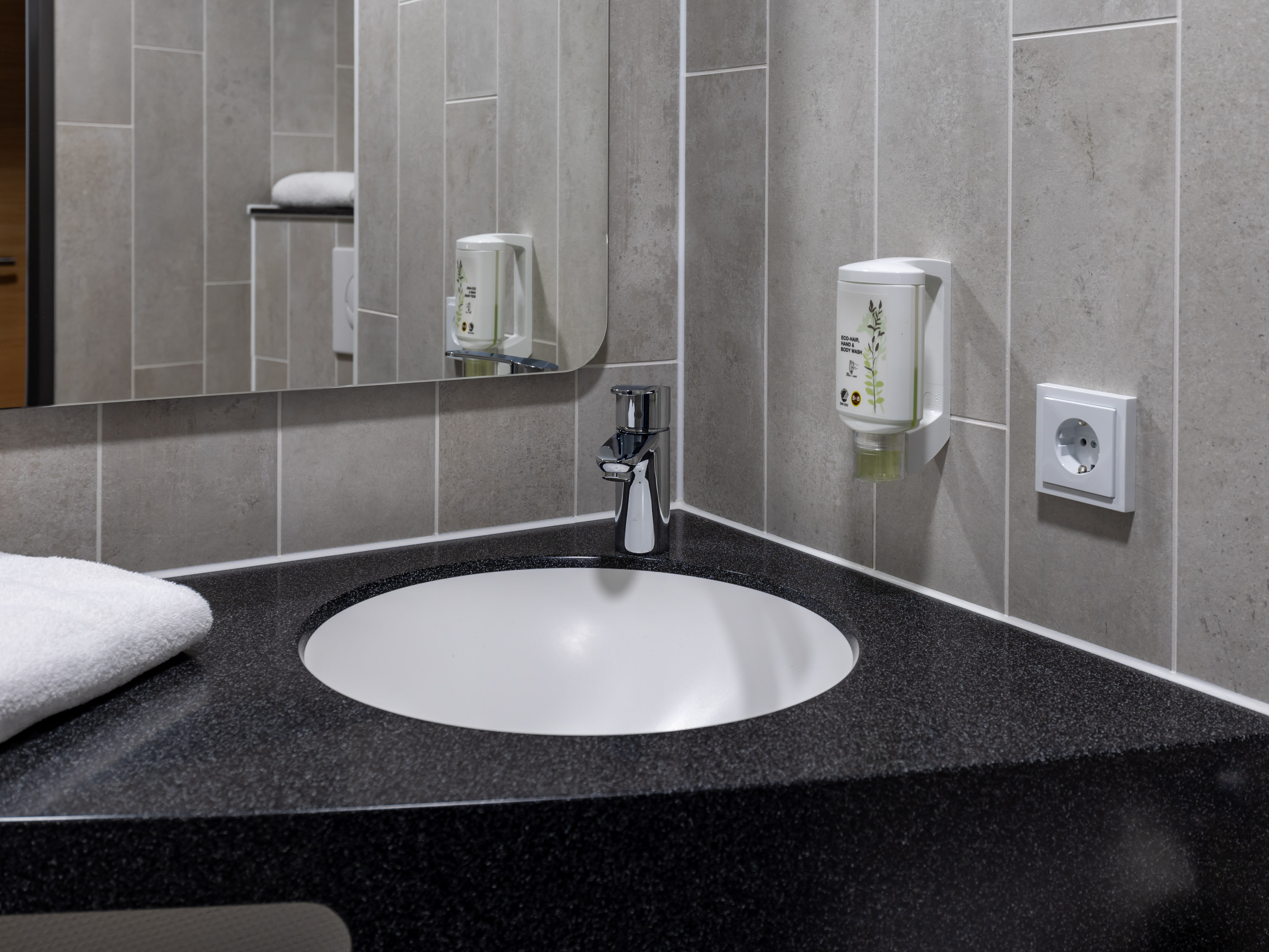 B&B HOTEL IDAR-OBERSTEIN-guestroom-Hotel Idar Oberstein Bathroom.jpg