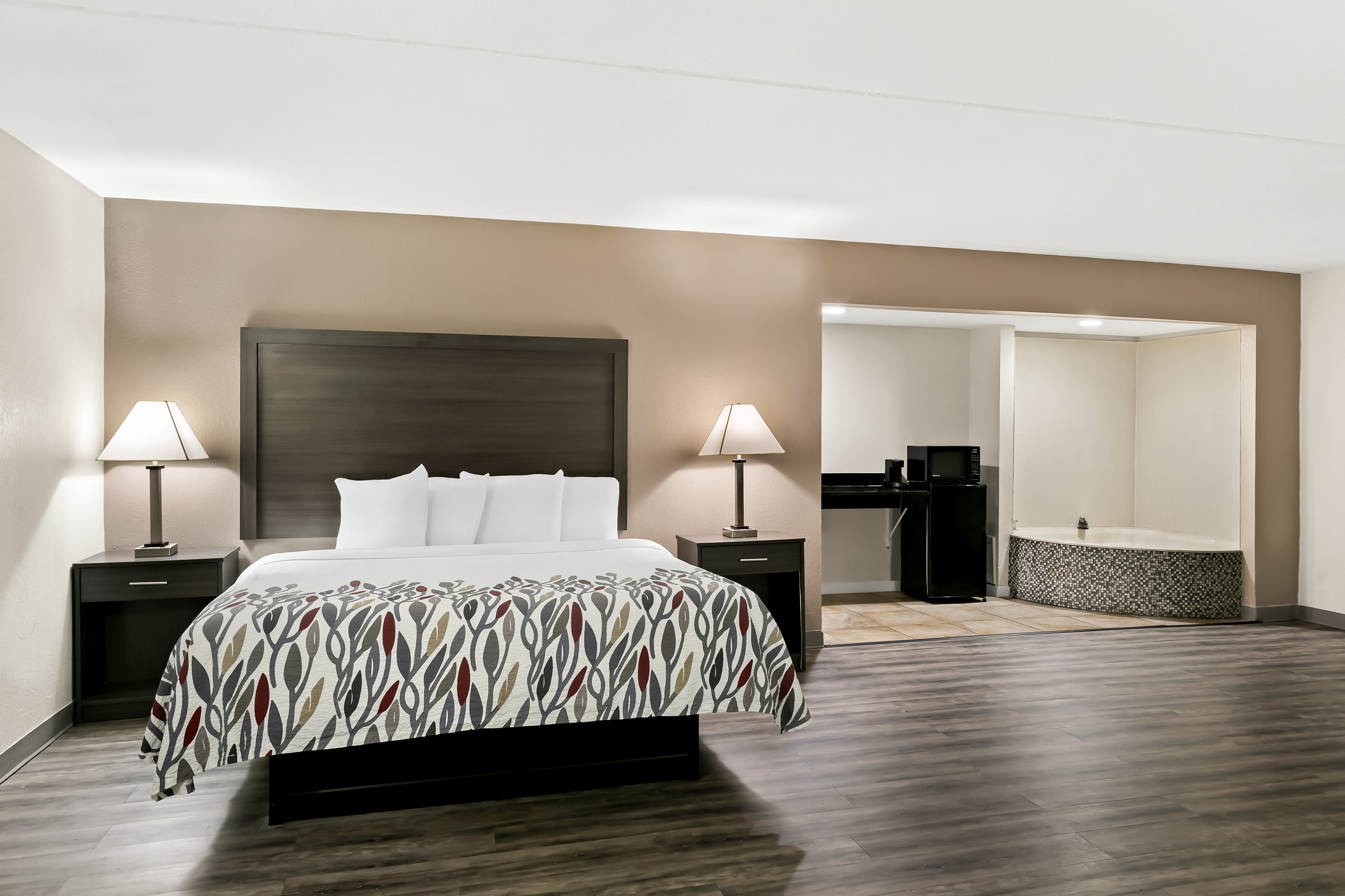 RED ROOF INN SUITES DUNCAN-guestroom-RRI NS Superior King Micro Jetted Tub PRO Approved NPKMJ.jpg