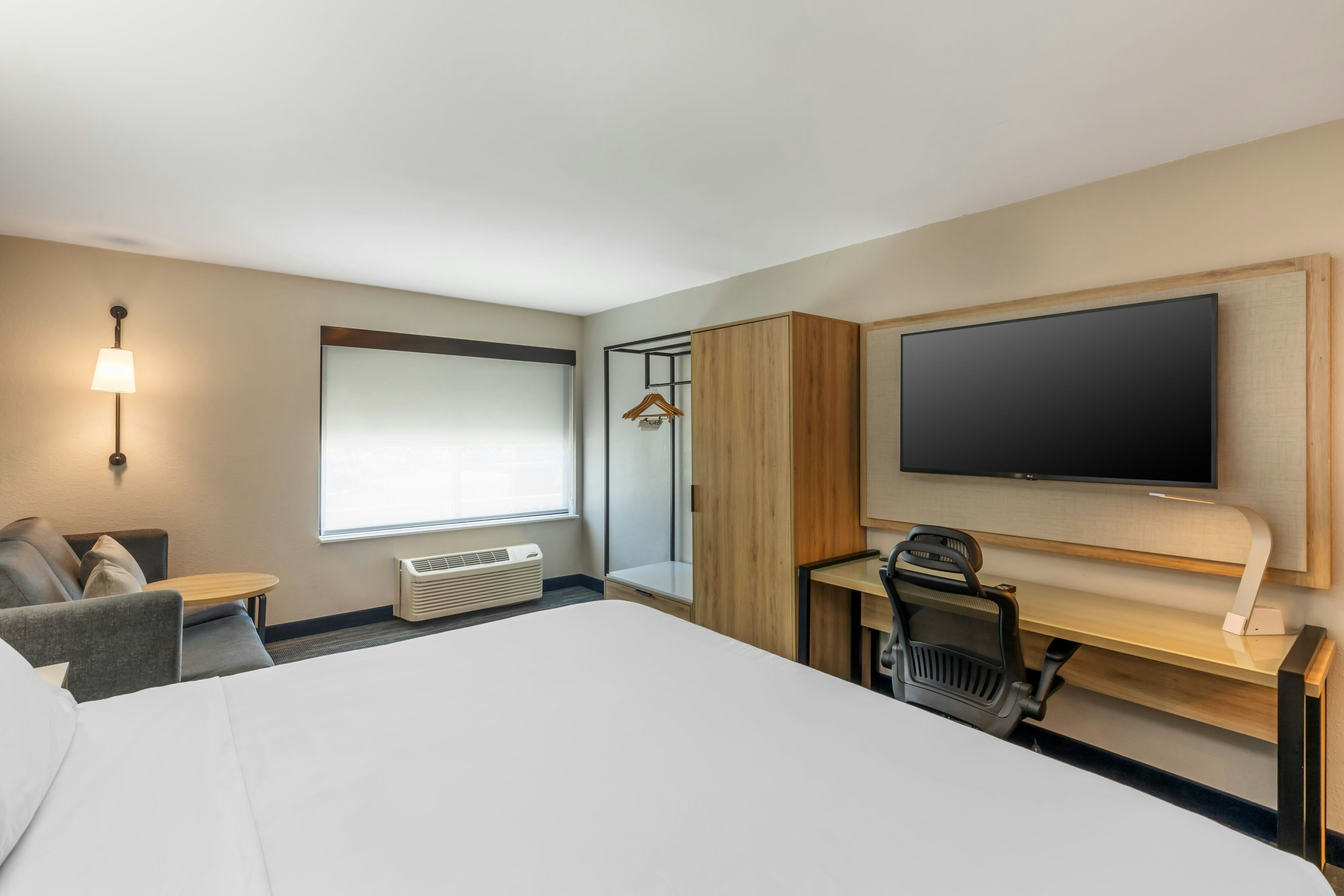 City Express by Marriott Duluth-guestroom-Executive King Room.jpg