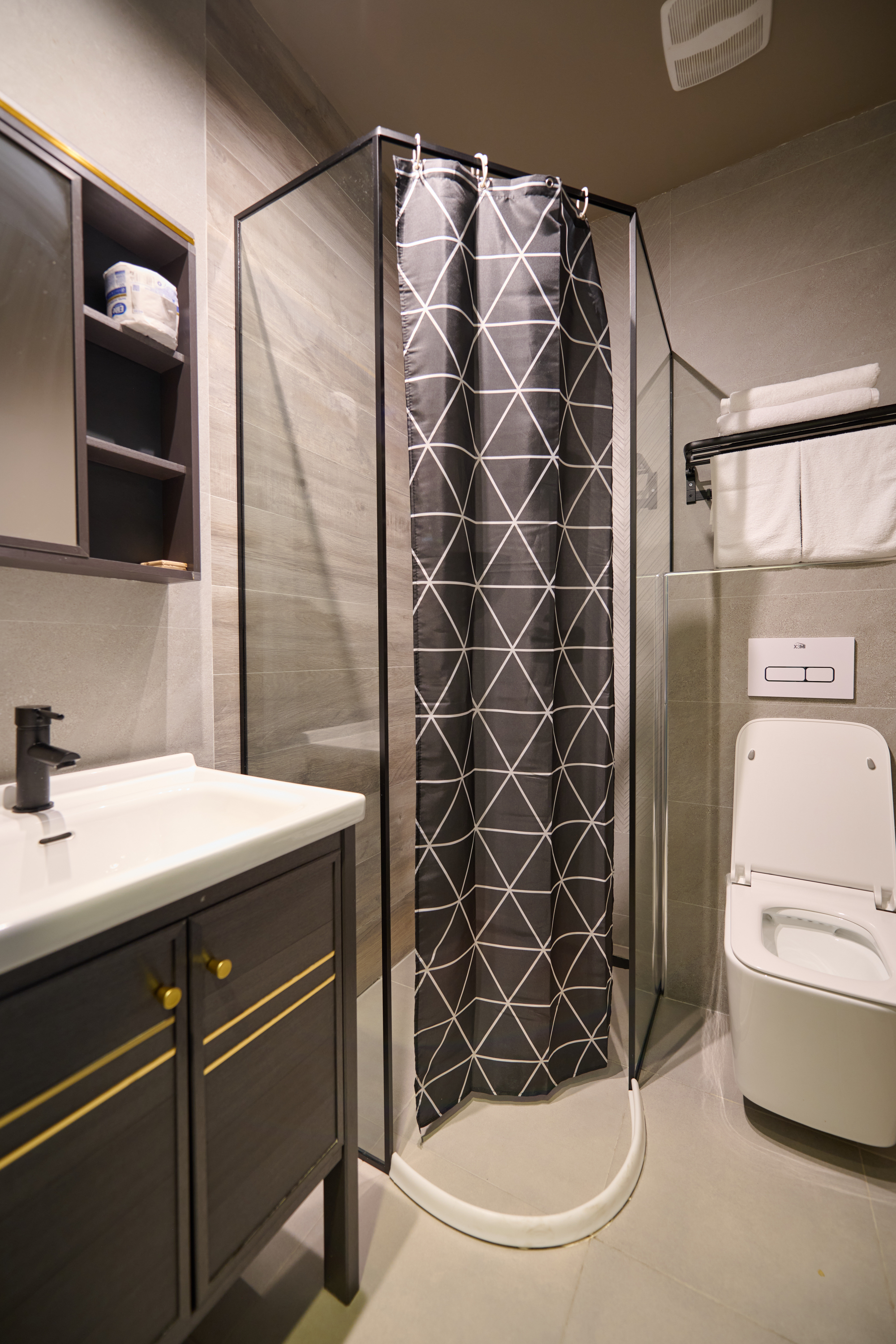 CENTRAL BOUTIQUE HOTEL ARUBA-guestroom-BATHROOM.jpg