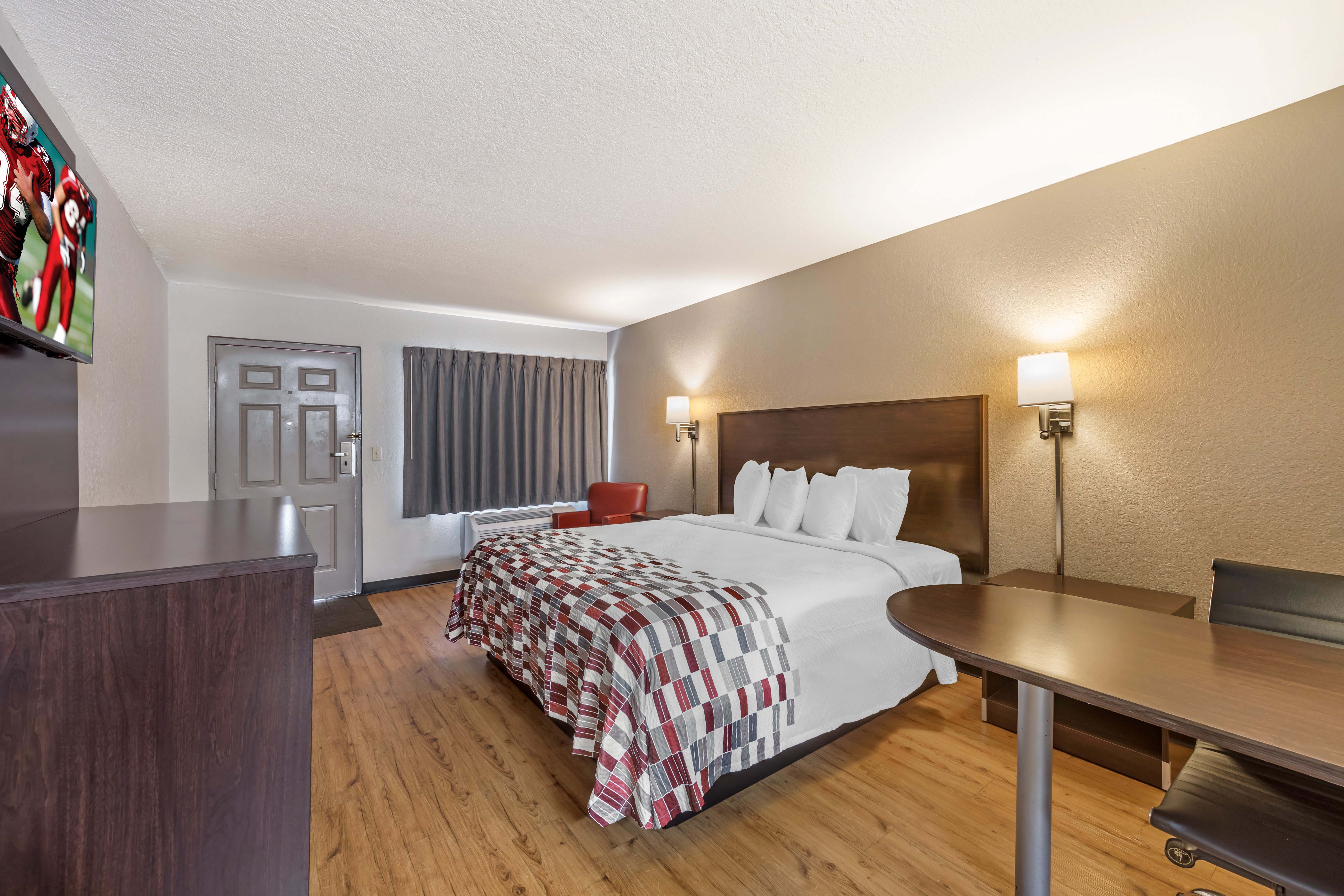 RED ROOF INN FT PIERCE-guestroom-RRI NS Superior King Micro PRO Approved NPKM.jpg